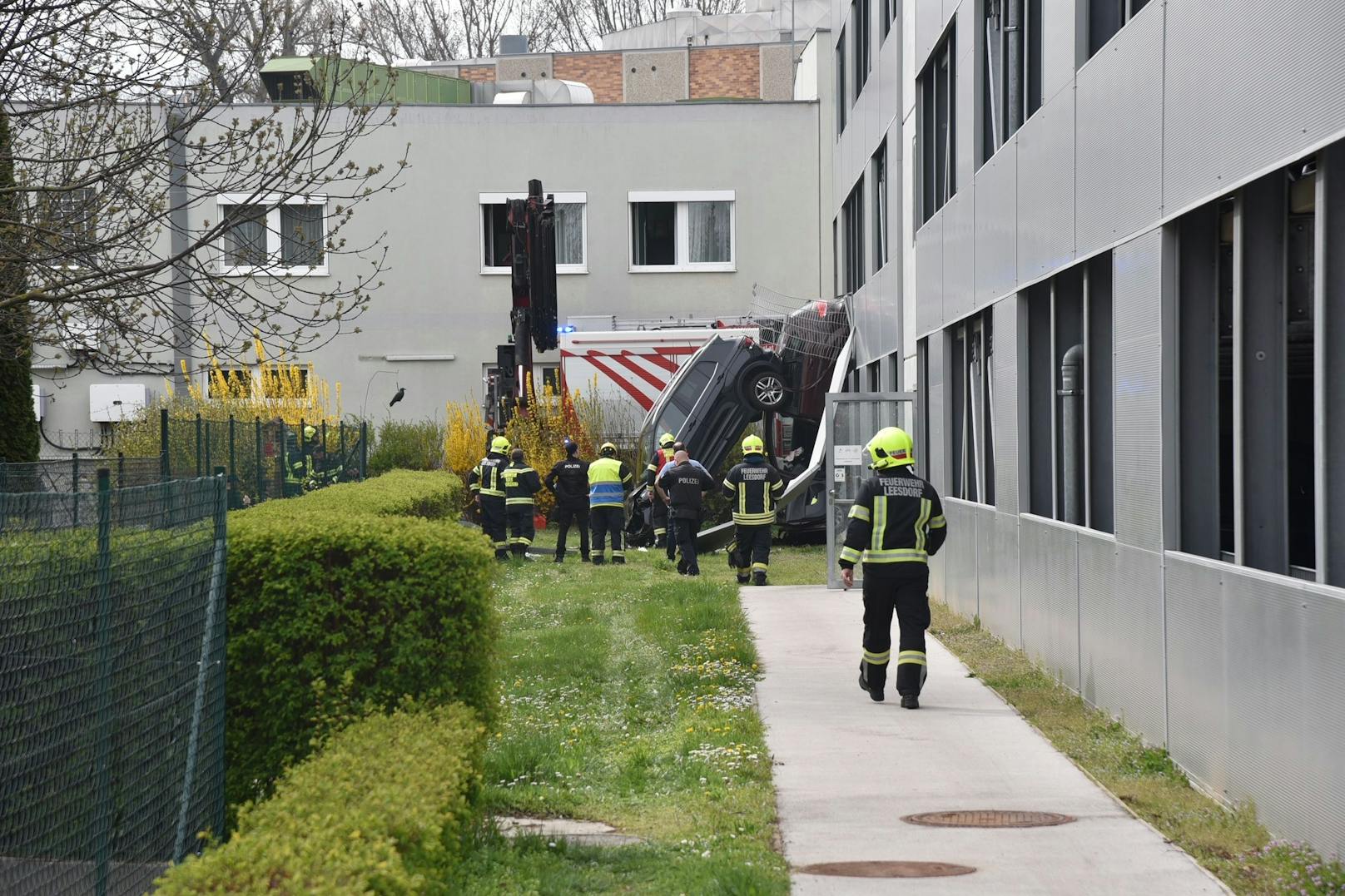 Pkw stürzten aus Parkhaus im Landesklinikum.