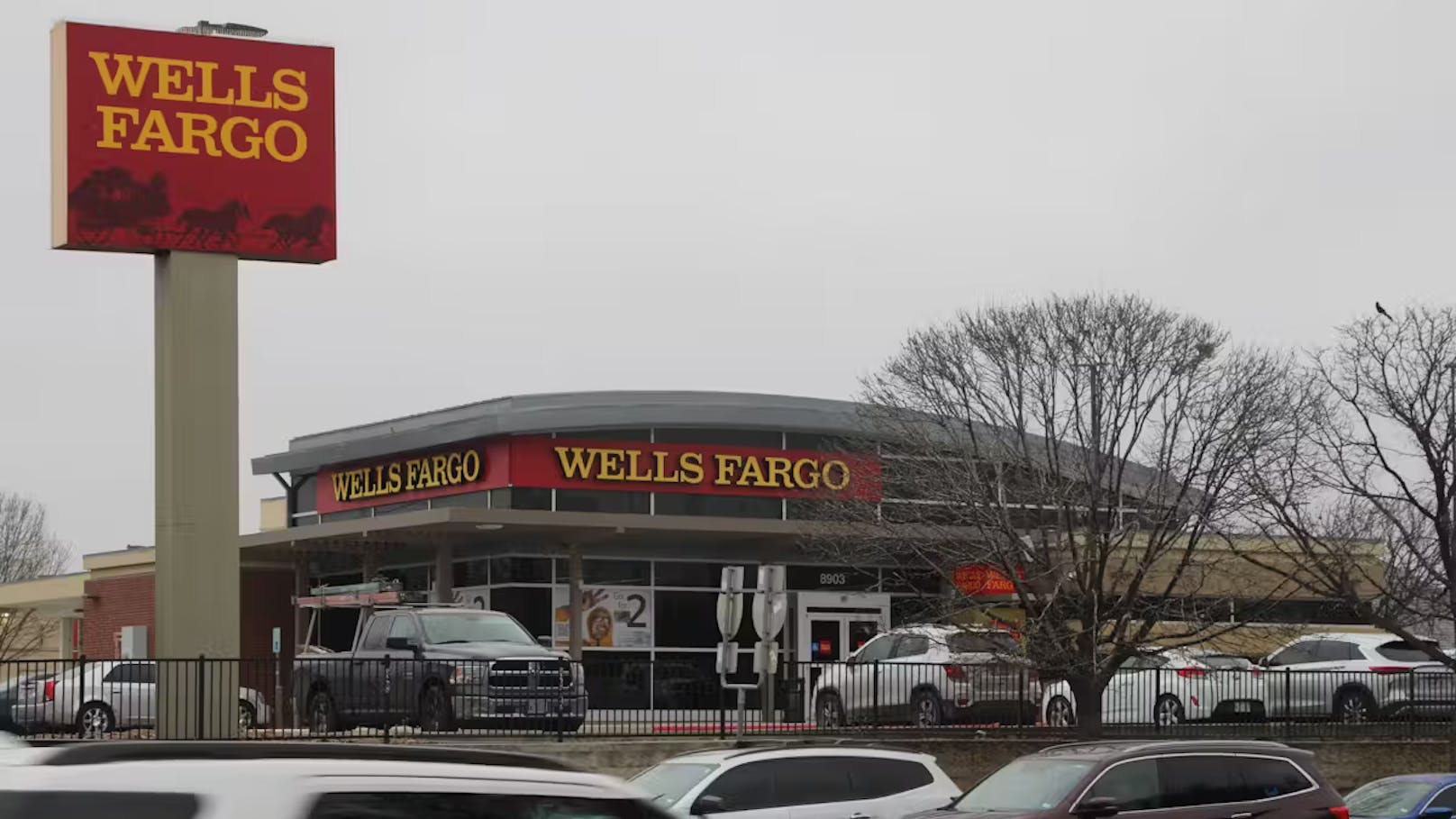 Die Räuber überreichten in einer Wells-Fargo-Bank eine Drohbotschaft und gelangten so an eine unbekannte Menge Bargeld.