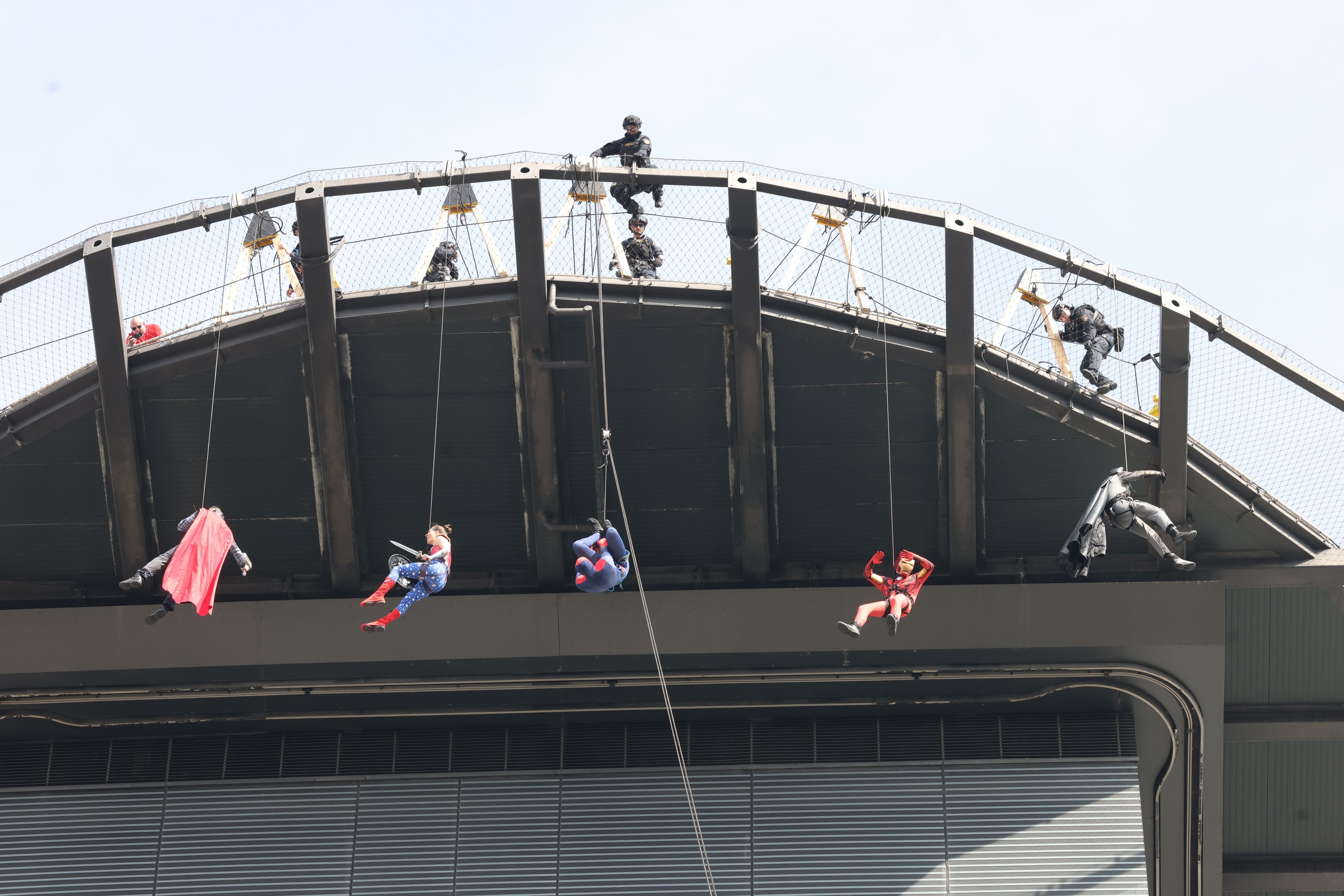 Die Superhelden seilten sich aus 80 Metern Höhe vom Dach der Klinik Landstraße ab.