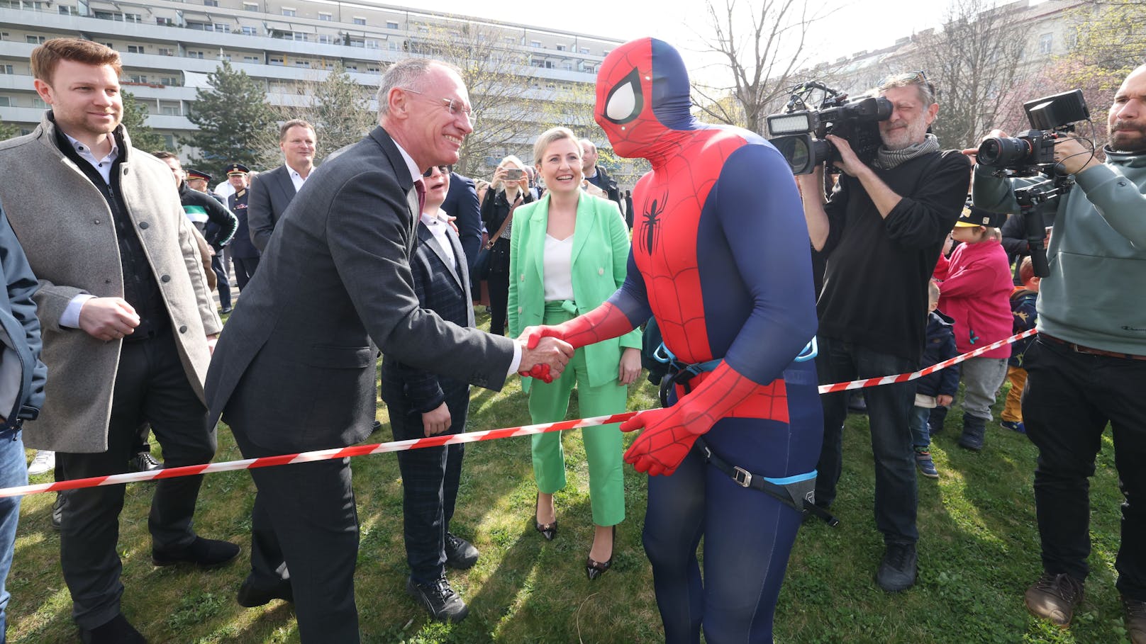 Innenminister Gerhard Karner begab sich in die "Fänge" von Spiderman.