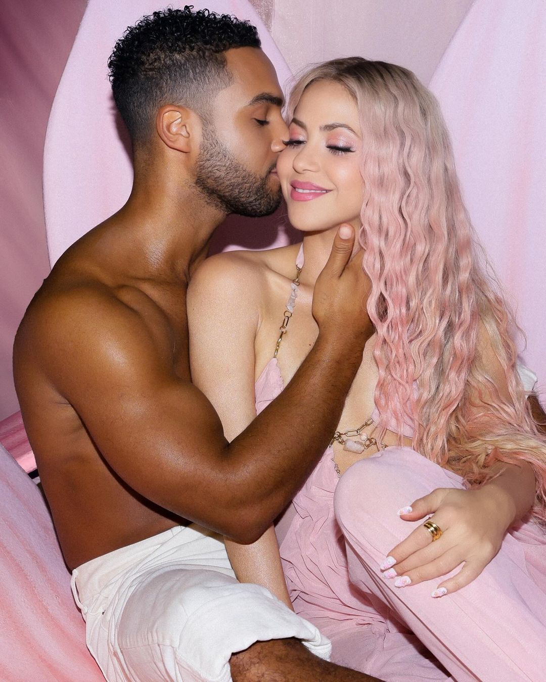 Bereits die ersten Bilder von Shakira und Lucien Laviscount für ihr Musikvideo sorgten für Gerüchte.