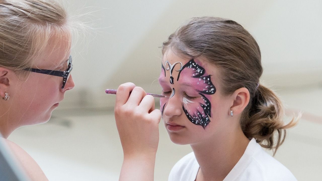 Beim Kinderschminken können sich die jungen Besucher mit ihrem Lieblingsmotiv bemalen lassen.