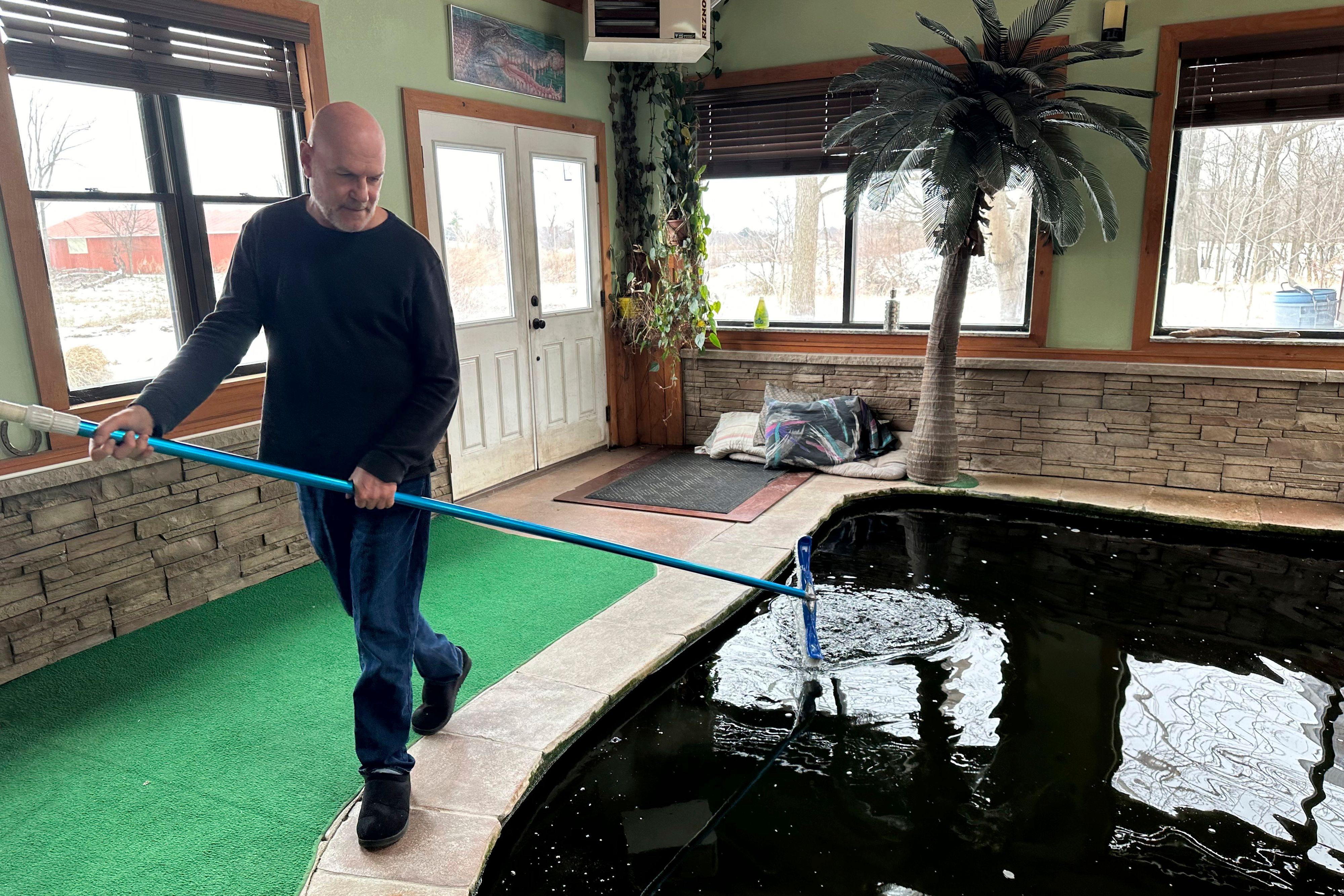 Tony Cavallaro reinigt den leeren Pool, in dem bis vor Kurzem noch sein Alligator Albert lebte.