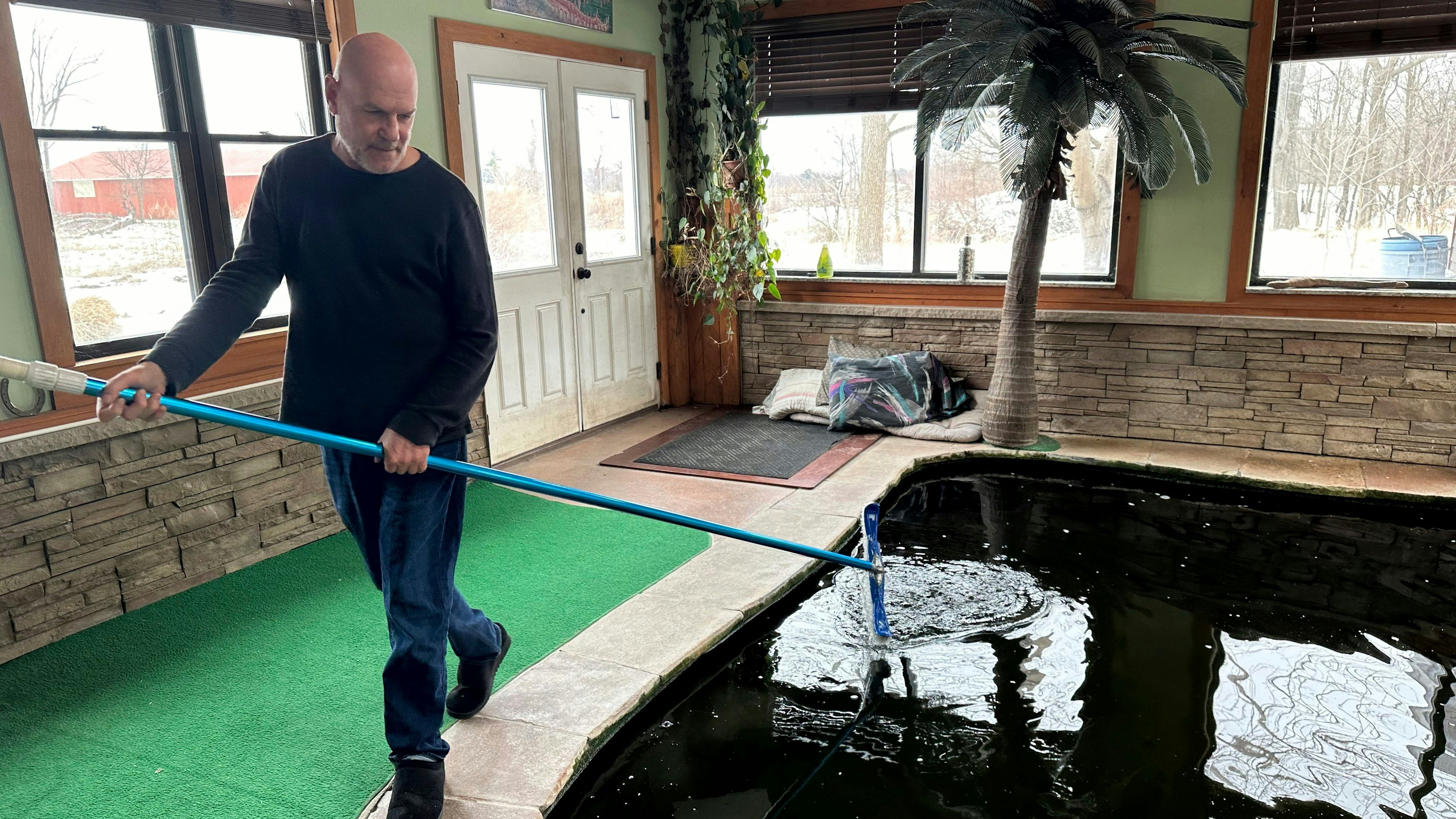 Download von www.picturedesk.com am 21.03.2024 (10:54).  Tony Cavallaro cleans the indoor pool he built for his pet alligator, Albert, on March 19, 2024, Hamburg, N.Y. Albert was seized by the Department of Environmental Conservation in mid-March 2024. (AP Photo/Carolyn Thompson) - 20240320_PD7691 - Rechteinfo: Rights Managed (RM)