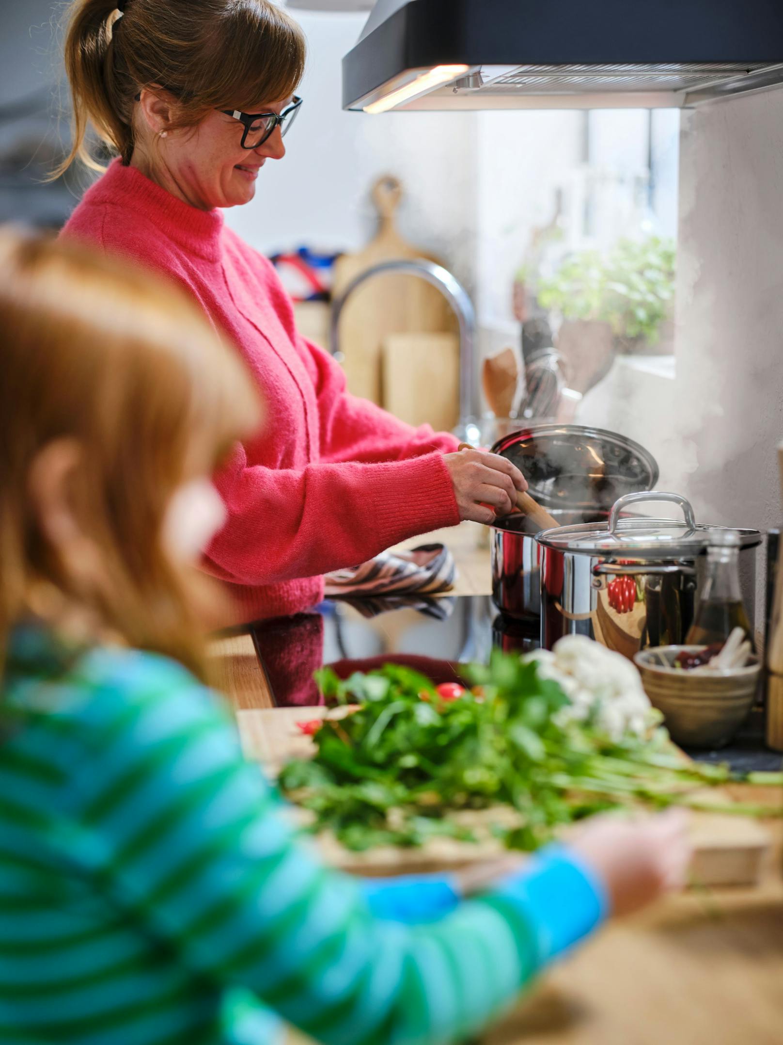 Die meisten Österreicher*innen kochen und essen gerne in Gesellschaft.