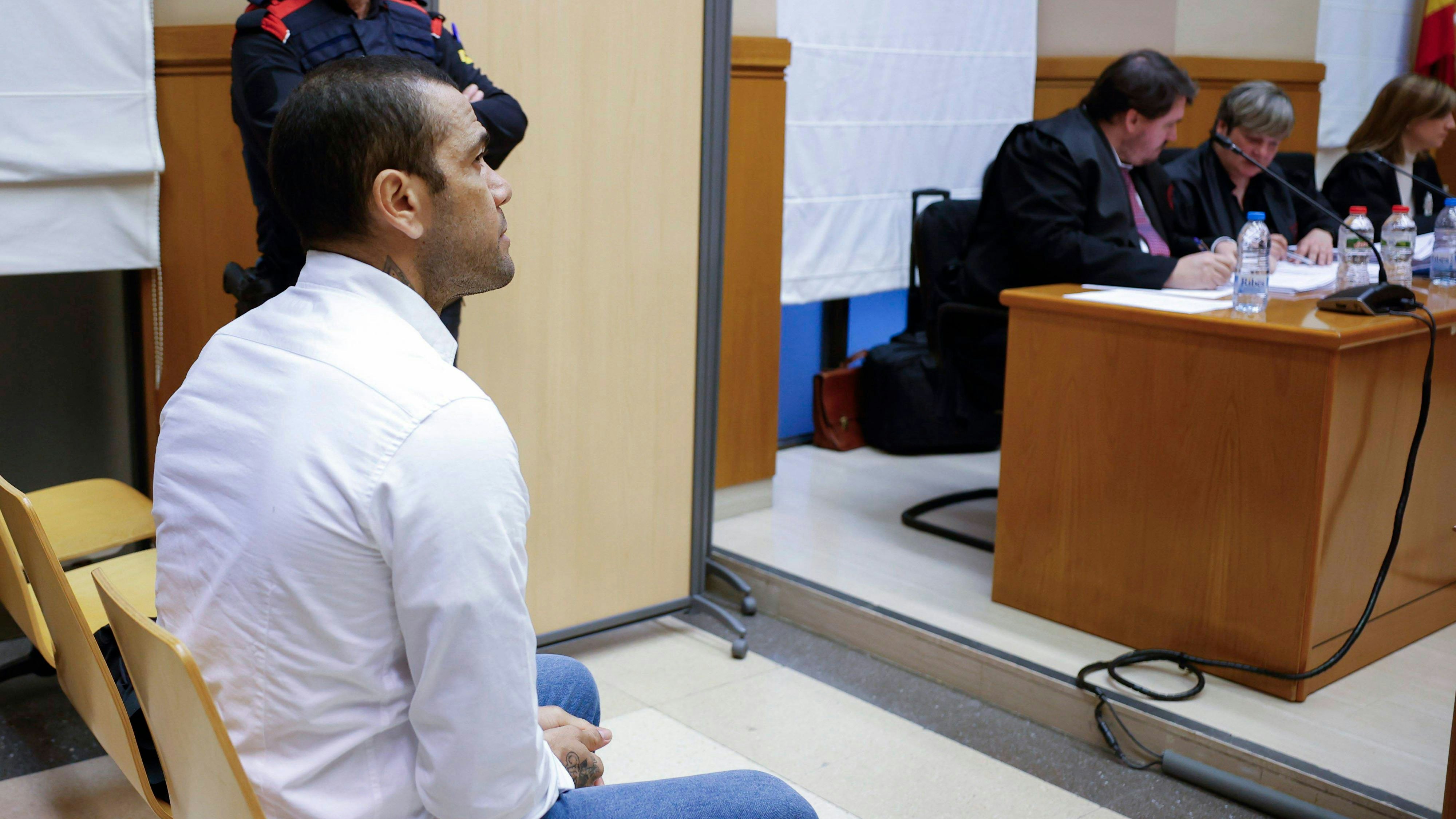 Fußball-Star Dani Alves muss weiterhin in Haft bleiben. 