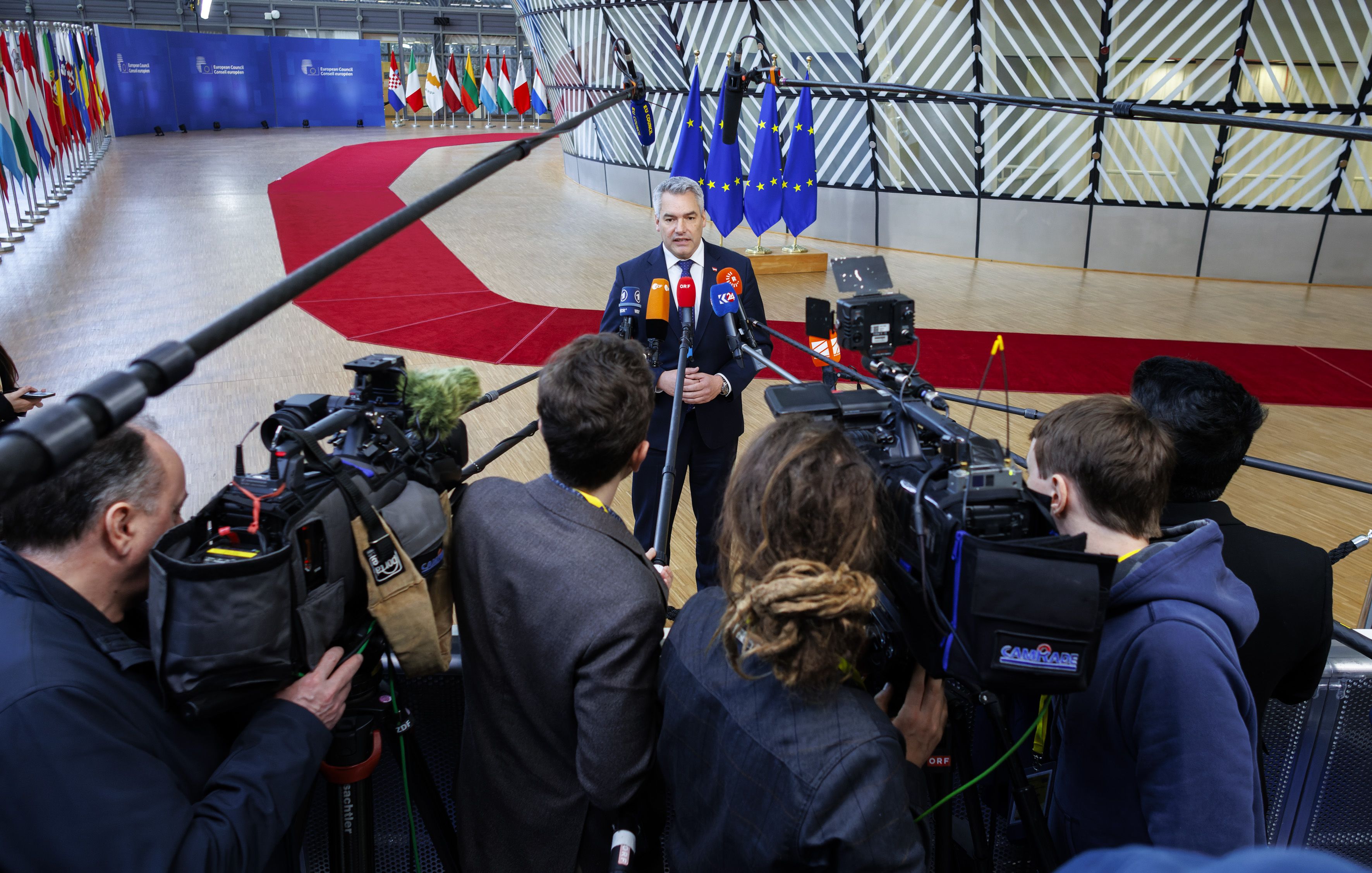 Bei einem kurzen Pressestatement in Brüssel musste Bundeskanzler Karl Nehammer einen Kinnhaken einstecken. Archivbild.