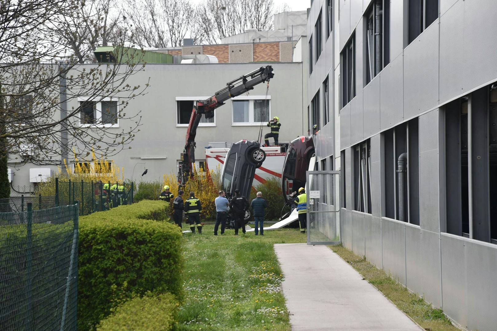 Pkw stürzten aus Parkhaus im Landesklinikum.