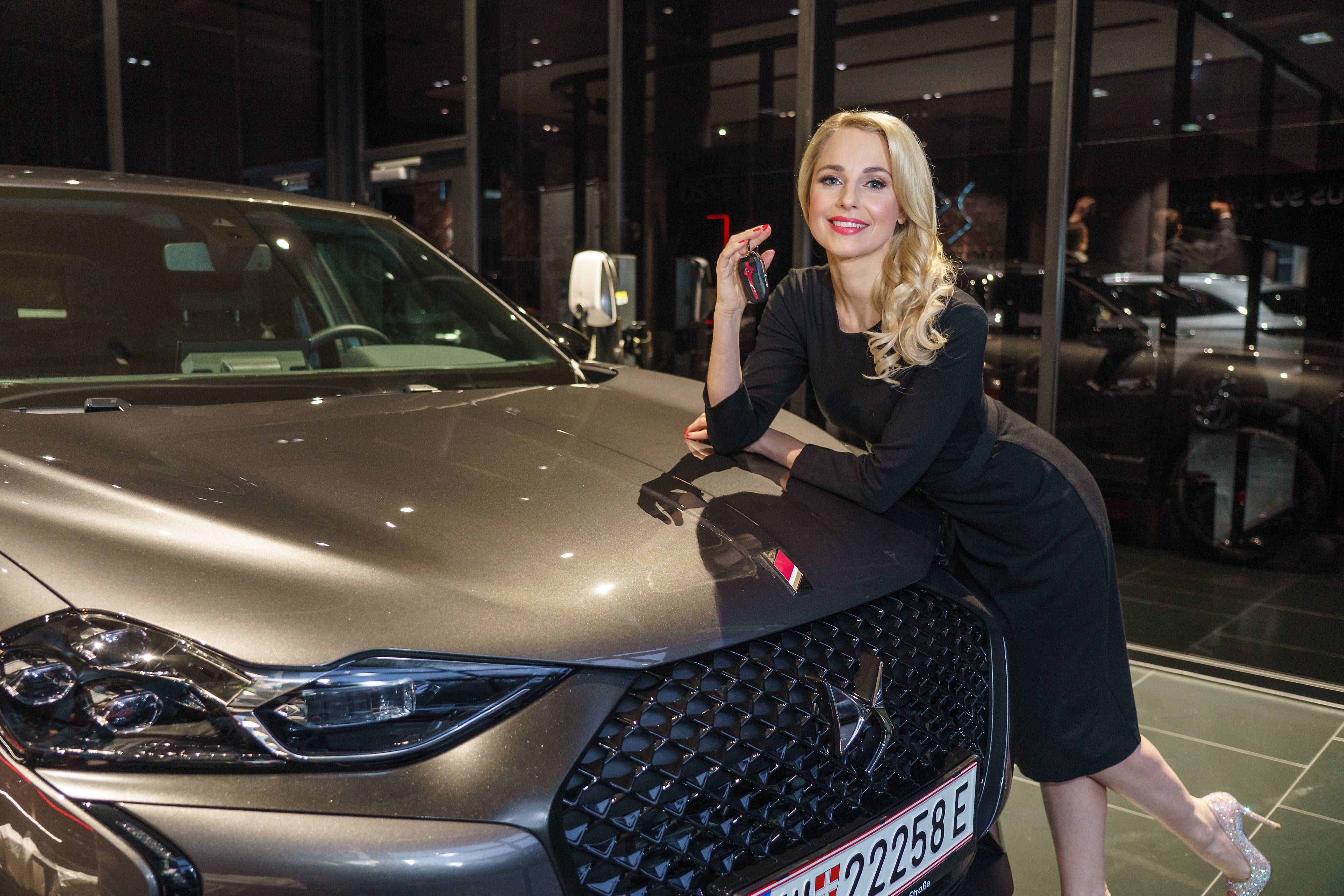 Silvia Schneider freut sich, dass sie oft auf ihr Auto angesprochen wird