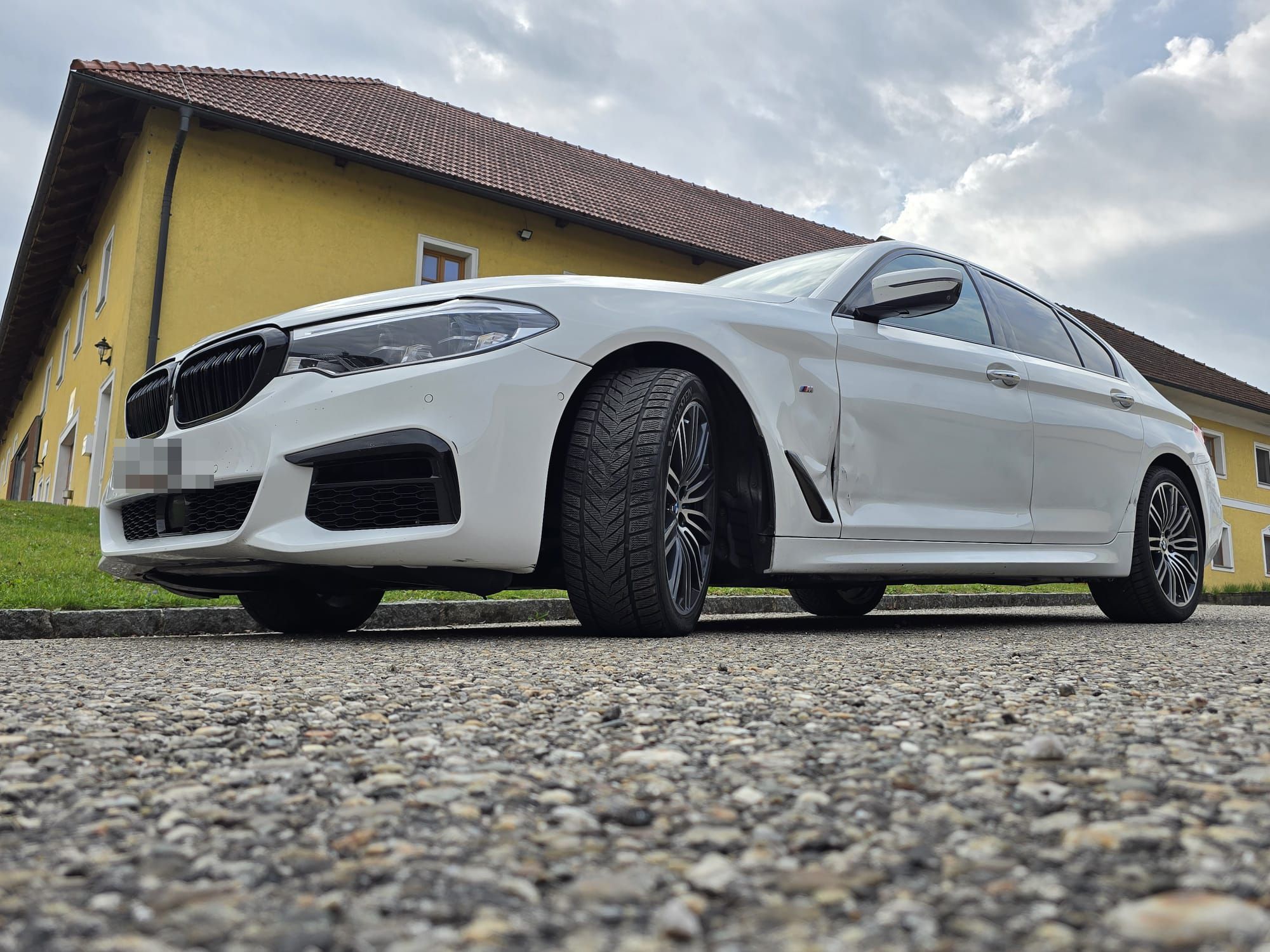 Dieser BMW 530I mit rund 250 PS wurde beschlagnahmt und steht nun bei einem Abschleppdienst in Ansfelden.