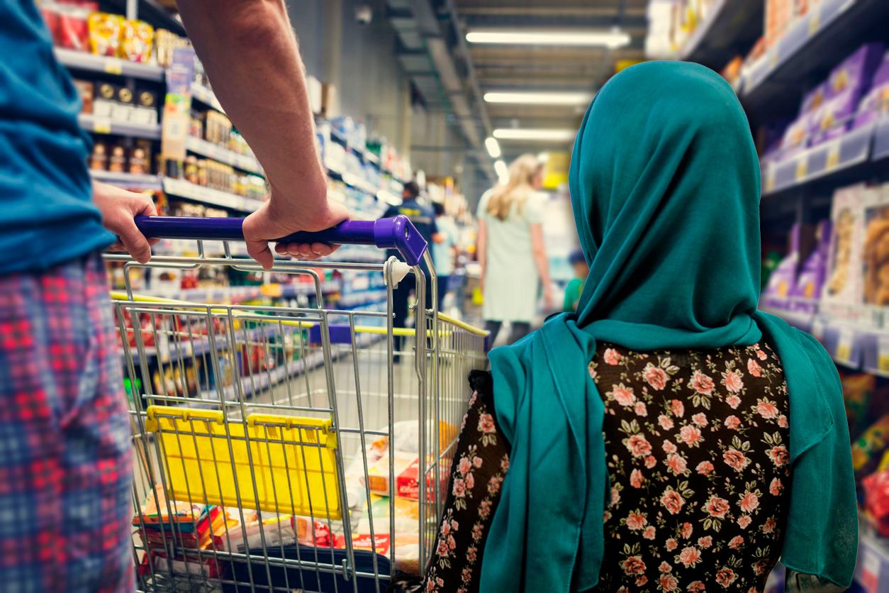 In dem Lebensmittelgeschäft sind Mitarbeiterinnen mit Kopftüchern nicht erwünscht.