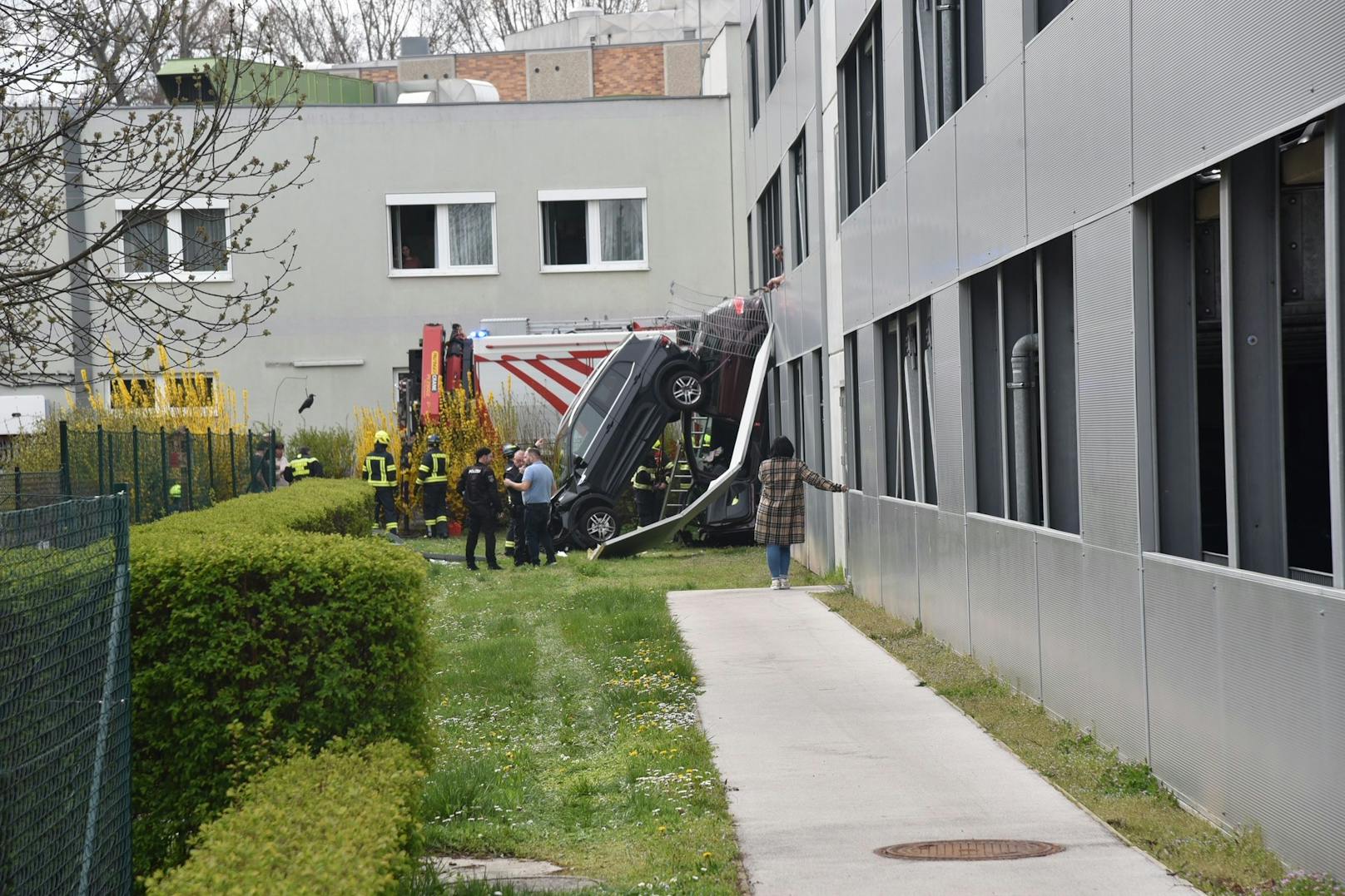 Pkw stürzten aus Parkhaus im Landesklinikum.