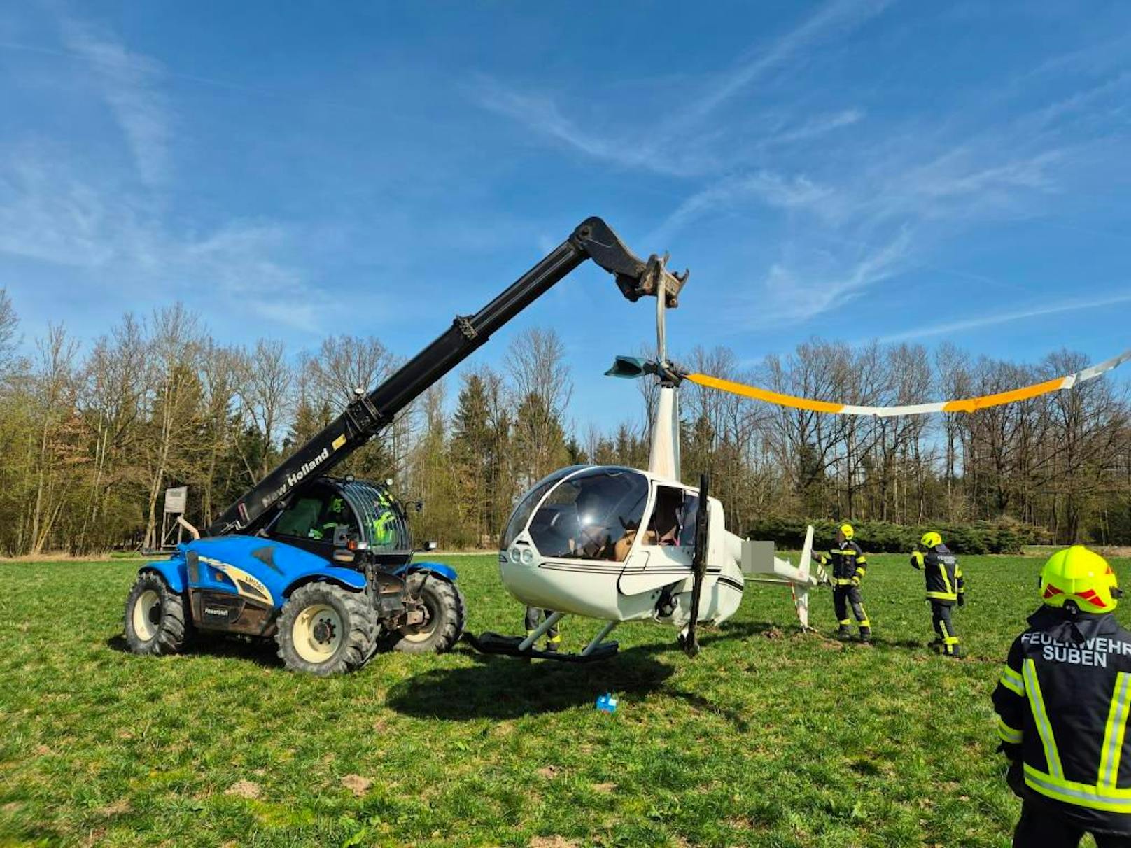 Die Feuerwehr barg das Fluggerät.