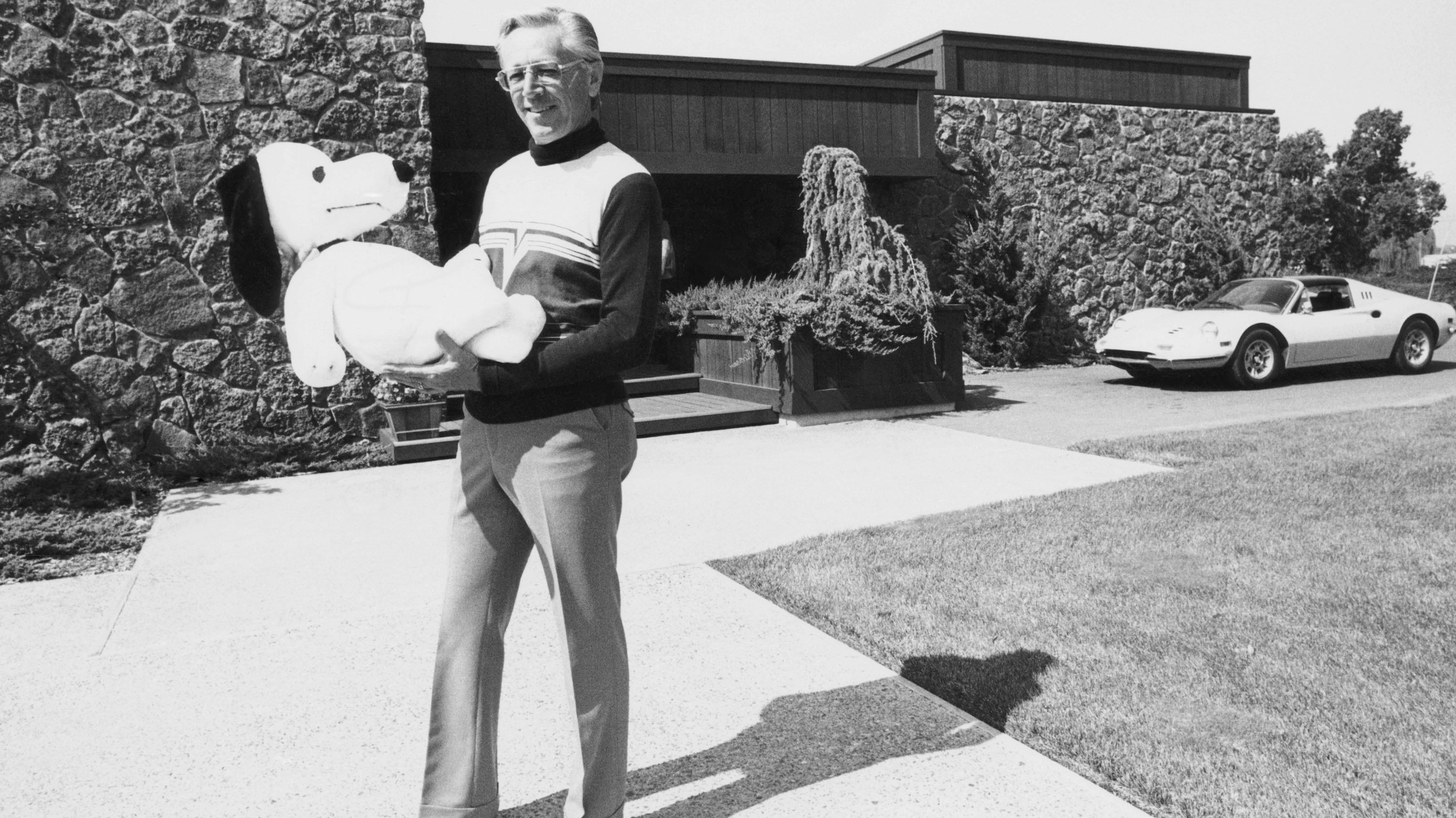 Charles M. Schulz, Schöpfer von Snoopy und den Peanuts, im Jahr 1975 in seinem Haus in Santa Rosa in Kalifornien (man beachte den Ferrari Dino 246 im Hintergrund).