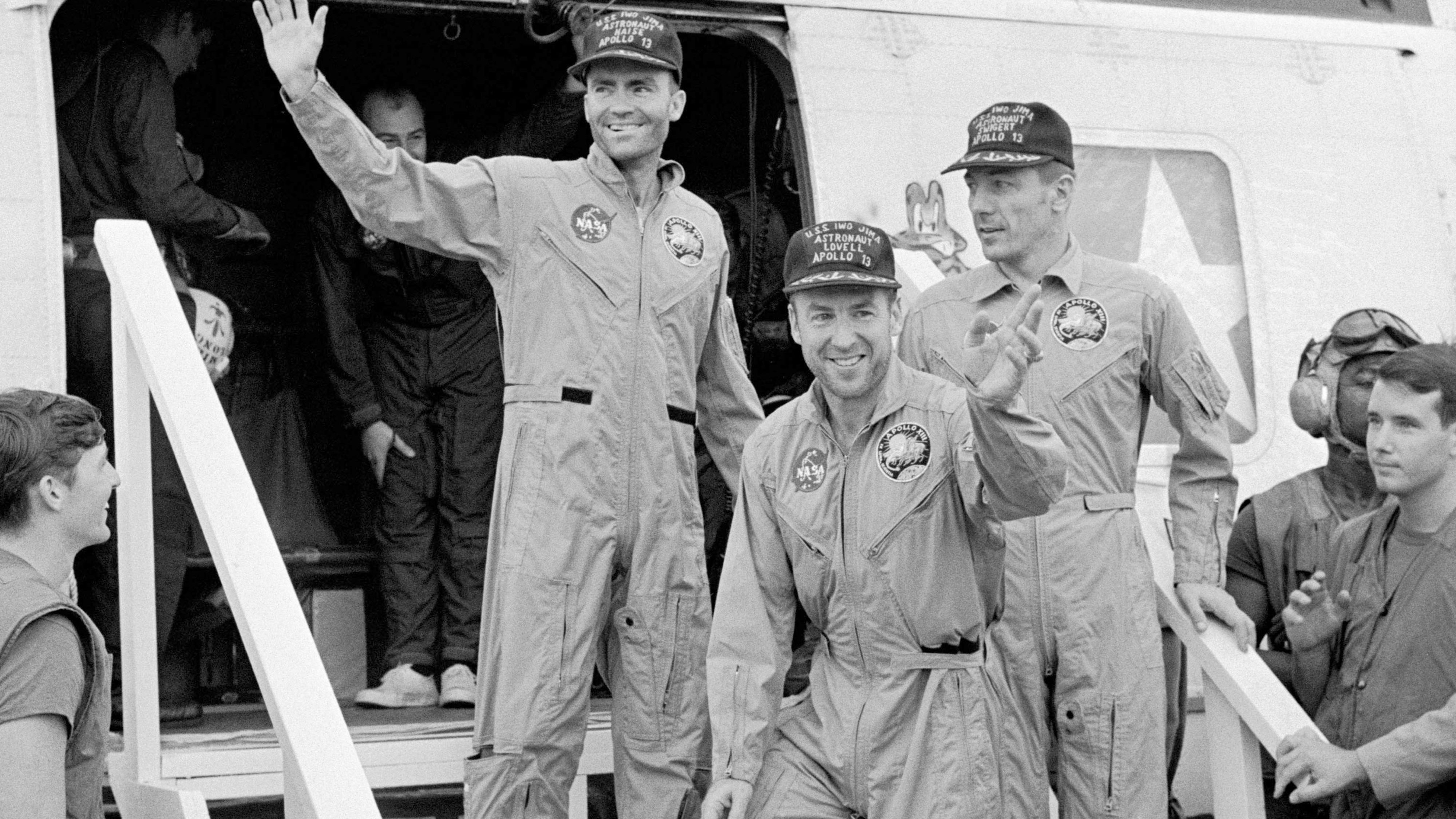Die Crew von Apollo 13 nach ihrer glücklichen Rückkehr von der Mondmission, die beinahe in einer Katastrophe geendet hätte. Fred W. Haise, James A. Lovell und John L. Swigert (v. l.)