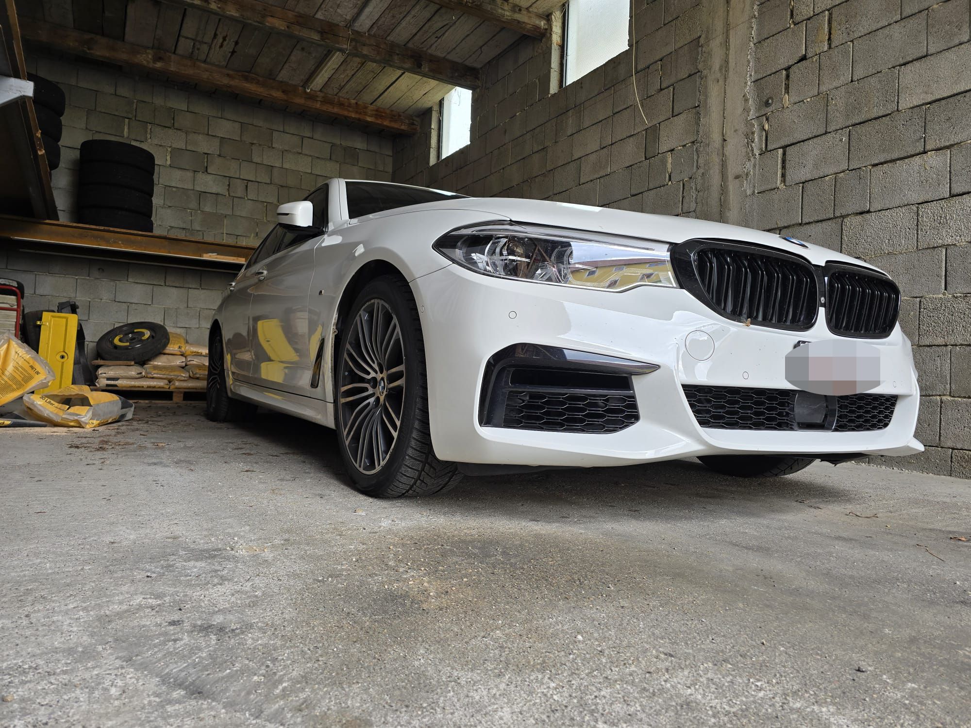 Dieser BMW 530I mit rund 250 PS wurde im März beschlagnahmt, wurde von den Behörden bei einem Abschleppdienst in Ansfelden geparkt. Dort steht jetzt auch der VW Passat des Salzburgers, der bald versteigert werden könnte.