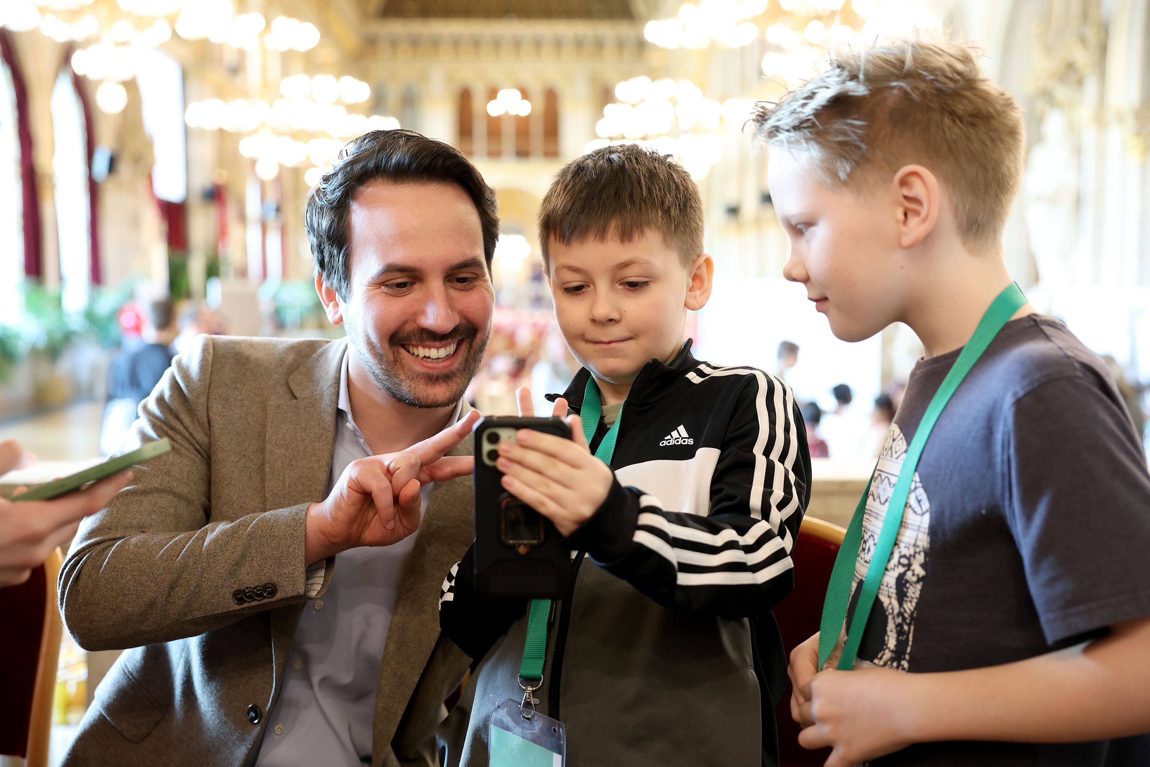 Finale des Wiener Kinder- und Jugendparlaments im Rathaus mit Bildungsstadtrat Christoph Wiederkehr.