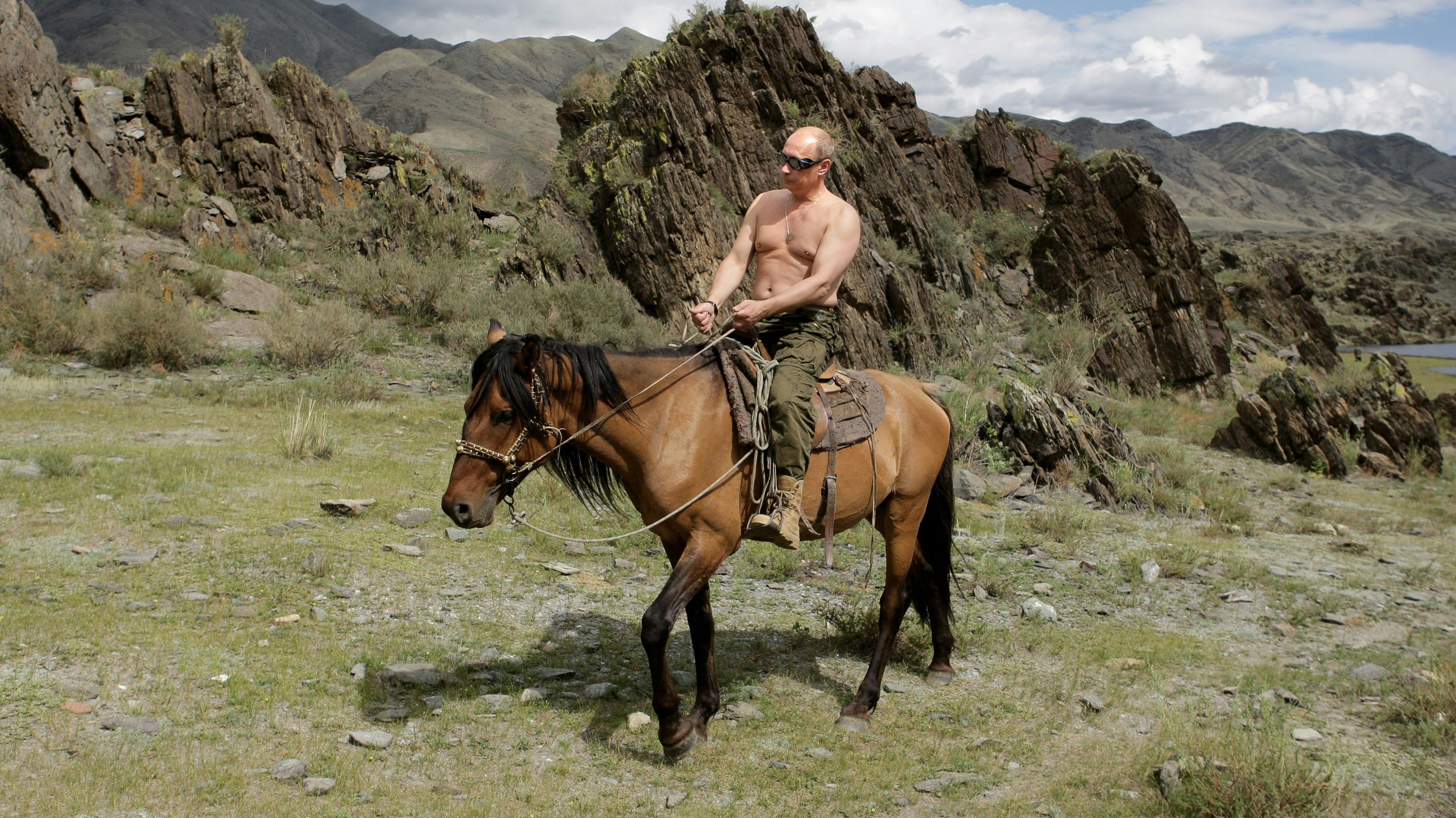 Russland Präsident Wladimir Putin, fotografiert hoch zu Ross im Urlaub in Sibirien im August 2009