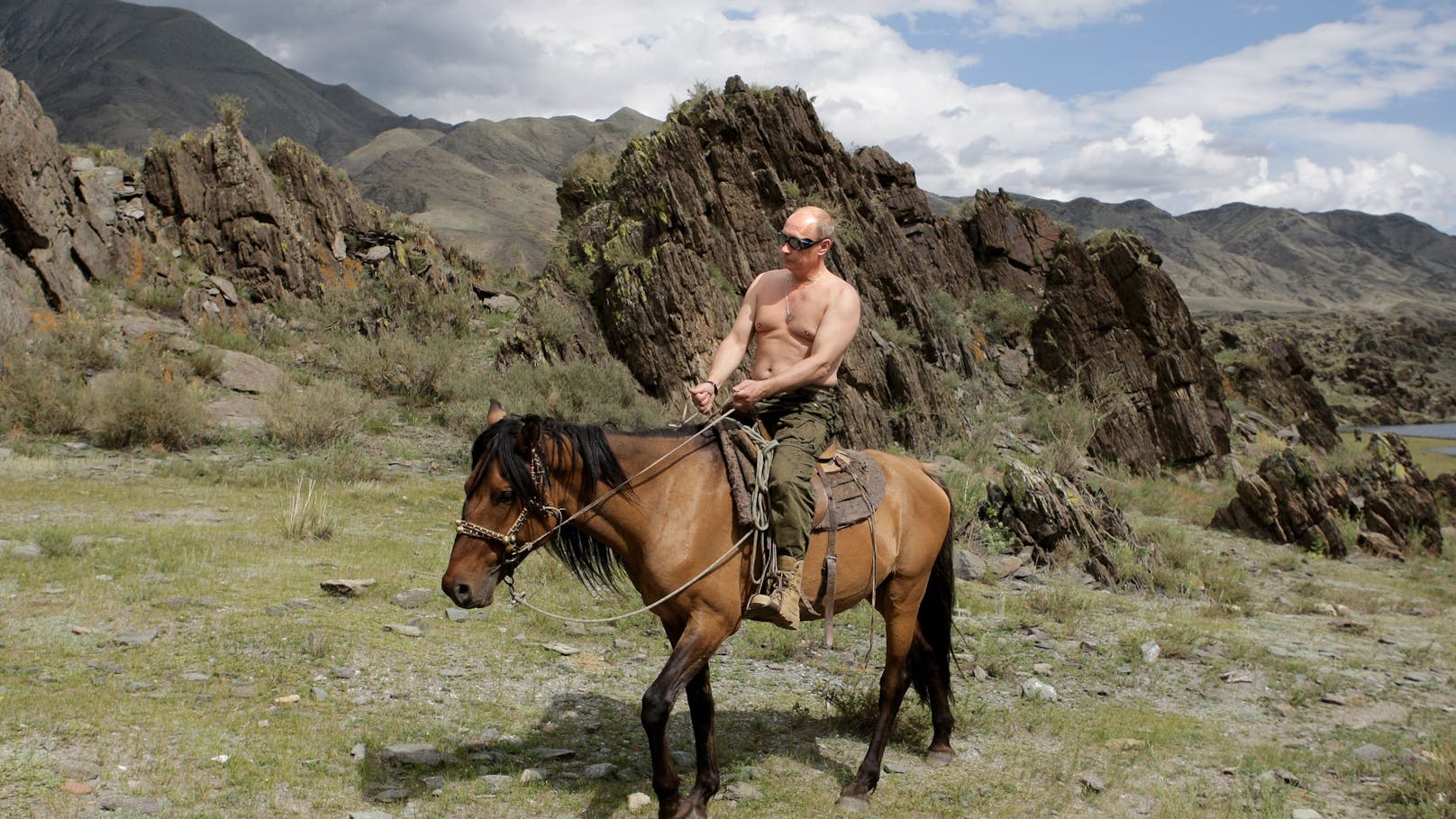 Kein Mann für subtile Botschaften: Russlands Präsident Putin reitet mit nacktem Oberkörper durch Sibirien.