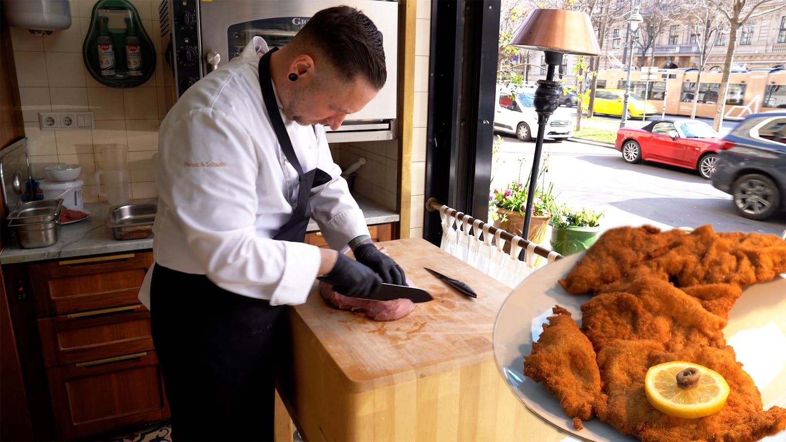 Der Küchenchef des Restaurants "Meissl und Schadn" schneidet das Kalbfleisch zu Scheiben, um damit Wiener Schnitzel zu machen.
