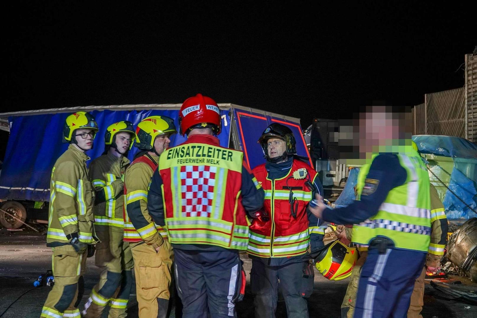 Ein tragischer Verkehrsunfall ereignete sich am Freitag gegen 01:00 Uhr auf der Westautobahn in Fahrtrichtung Salzburg zwischen Melk und Pöchlarn. Ein Sattelzug kollidierte mit zwei am Pannenstreifen abgestellten Sondertransportern, bevor er gegen die Mittelbetonleitschiene prallte. Ein Mann kam dabei ums Leben.