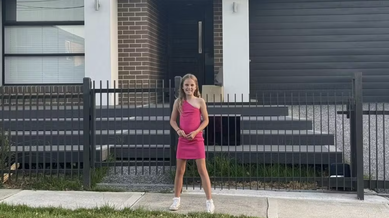 Ruby vor ihrer Immobilie im australischen Ort Clyde.