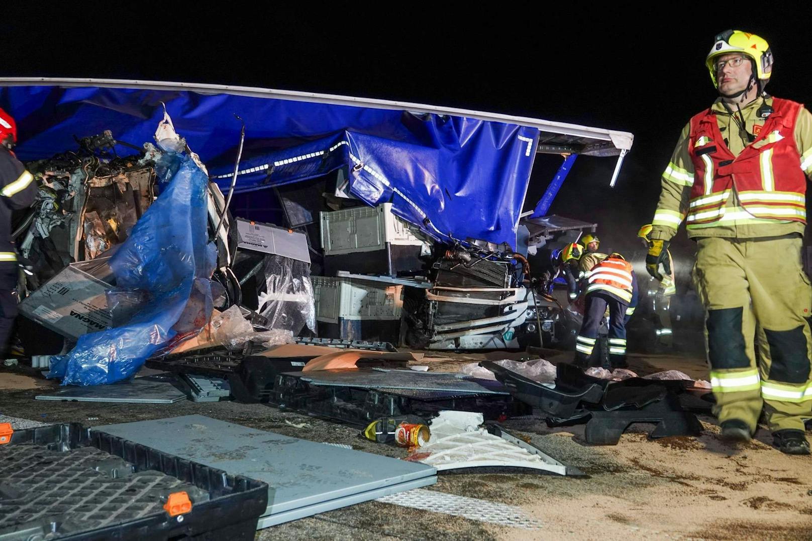 Ein tragischer Verkehrsunfall ereignete sich am Freitag gegen 01:00 Uhr auf der Westautobahn in Fahrtrichtung Salzburg zwischen Melk und Pöchlarn. Ein Sattelzug kollidierte mit zwei am Pannenstreifen abgestellten Sondertransportern, bevor er gegen die Mittelbetonleitschiene prallte. Ein Mann kam dabei ums Leben.