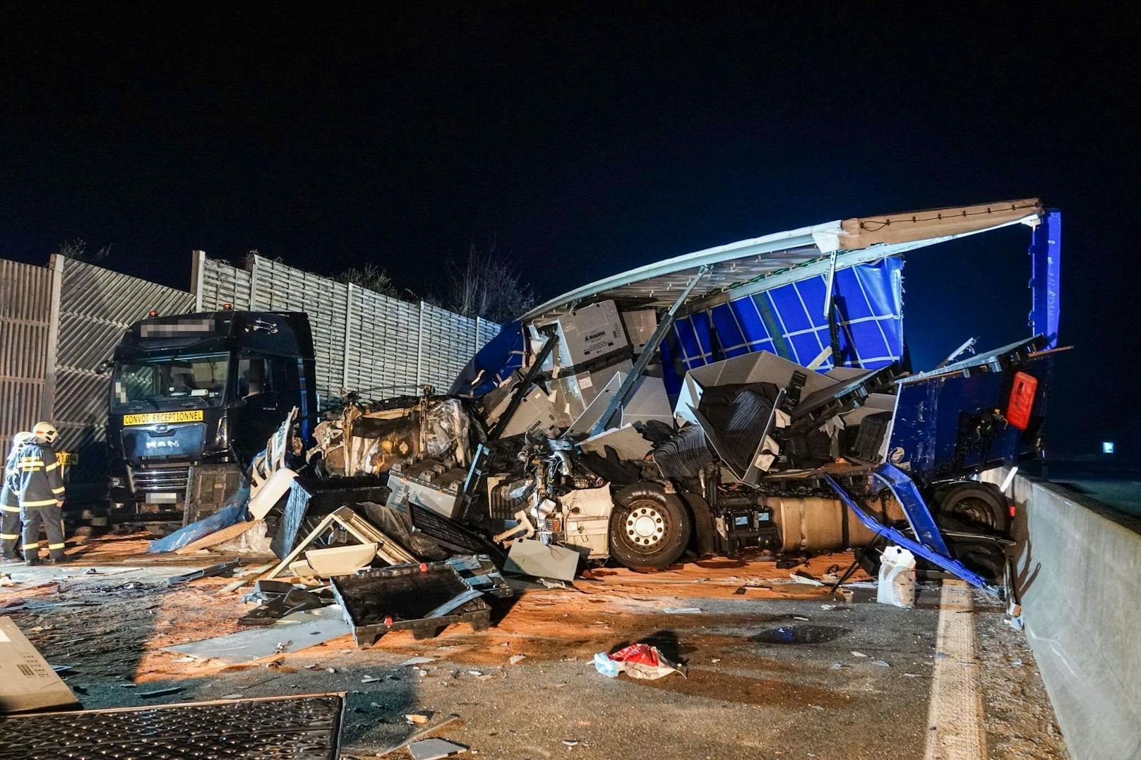 Ein tragischer Verkehrsunfall ereignete sich am Freitag gegen 01:00 Uhr auf der Westautobahn in Fahrtrichtung Salzburg zwischen Melk und Pöchlarn. Ein Sattelzug kollidierte mit zwei am Pannenstreifen abgestellten Sondertransportern, bevor er gegen die Mittelbetonleitschiene prallte. Ein Mann kam dabei ums Leben.