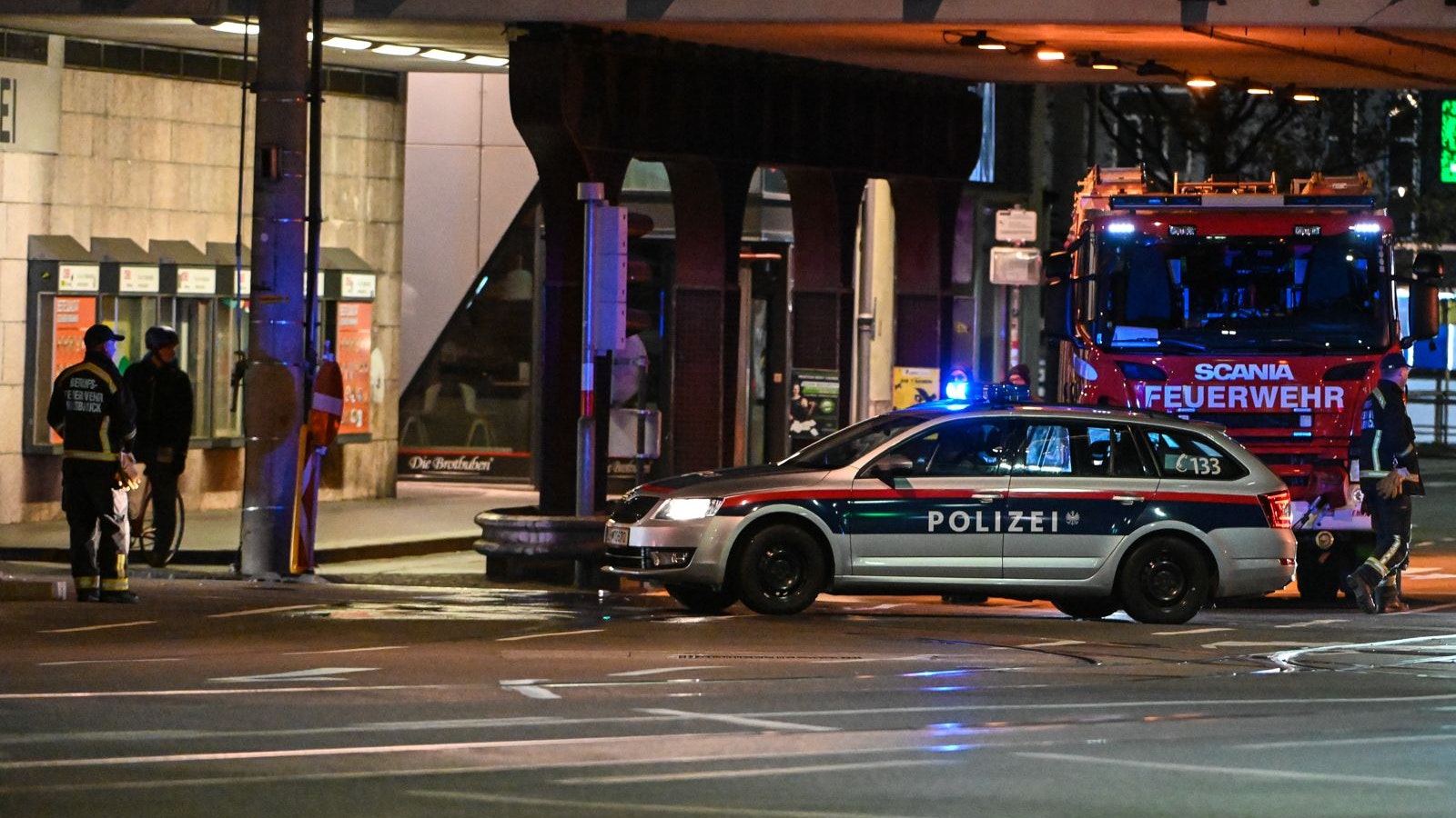 Nächtlicher Polizei- und Feuerwehreinsatz in Innsbruck. Archivbild. 