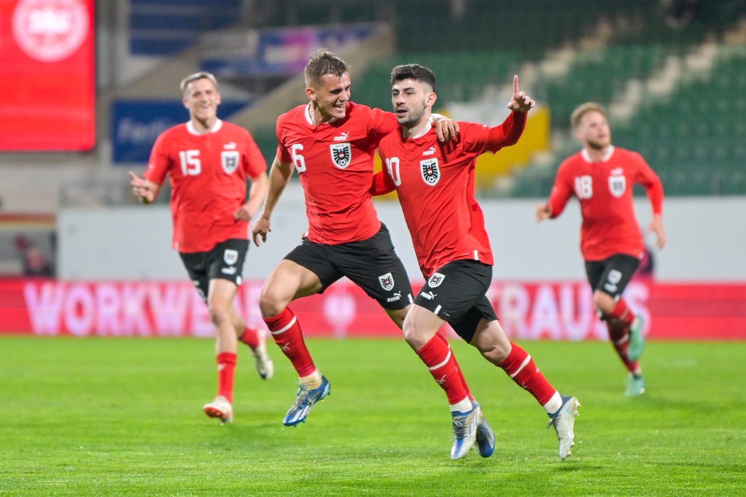 Yusuf Demir jubelt nach seinem herrlichen Freistoß, danach leistete er sich einen Schnitzer