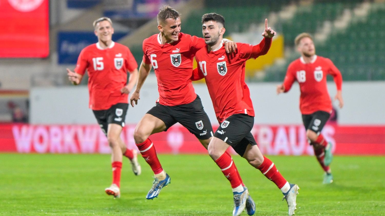 Demir jubelt nach seinem herrlichen Freistoß, danach leistete er sich einen Schnitzer