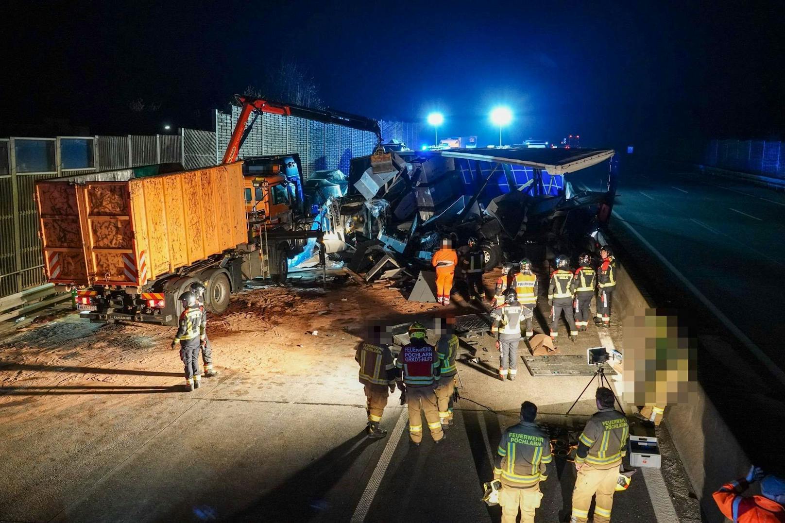 Ein tragischer Verkehrsunfall ereignete sich am Freitag gegen 01:00 Uhr auf der Westautobahn in Fahrtrichtung Salzburg zwischen Melk und Pöchlarn. Ein Sattelzug kollidierte mit zwei am Pannenstreifen abgestellten Sondertransportern, bevor er gegen die Mittelbetonleitschiene prallte. Ein Mann kam dabei ums Leben.