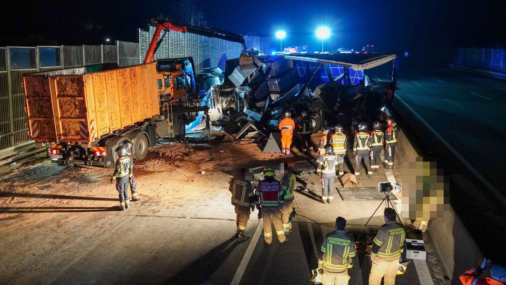 Schwerer Crash mit 3 Lkw auf Westautobahn – 1 Toter