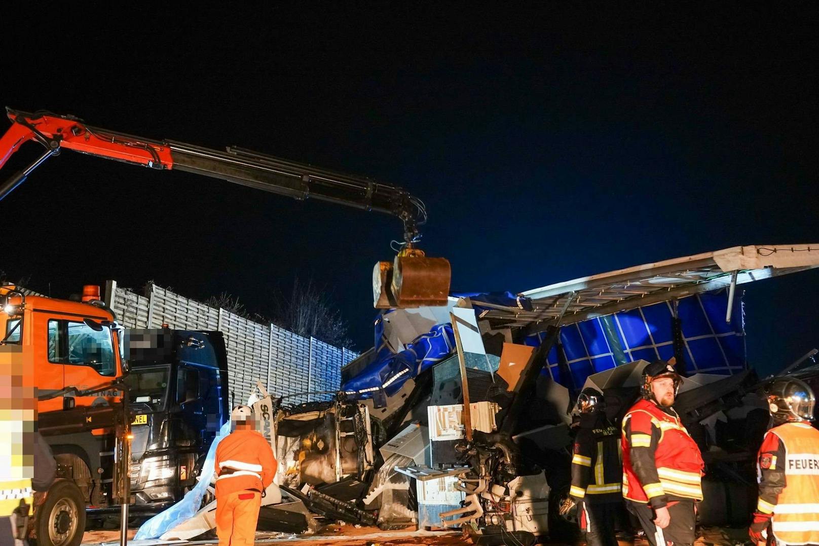 Ein tragischer Verkehrsunfall ereignete sich am Freitag gegen 01:00 Uhr auf der Westautobahn in Fahrtrichtung Salzburg zwischen Melk und Pöchlarn. Ein Sattelzug kollidierte mit zwei am Pannenstreifen abgestellten Sondertransportern, bevor er gegen die Mittelbetonleitschiene prallte. Ein Mann kam dabei ums Leben.