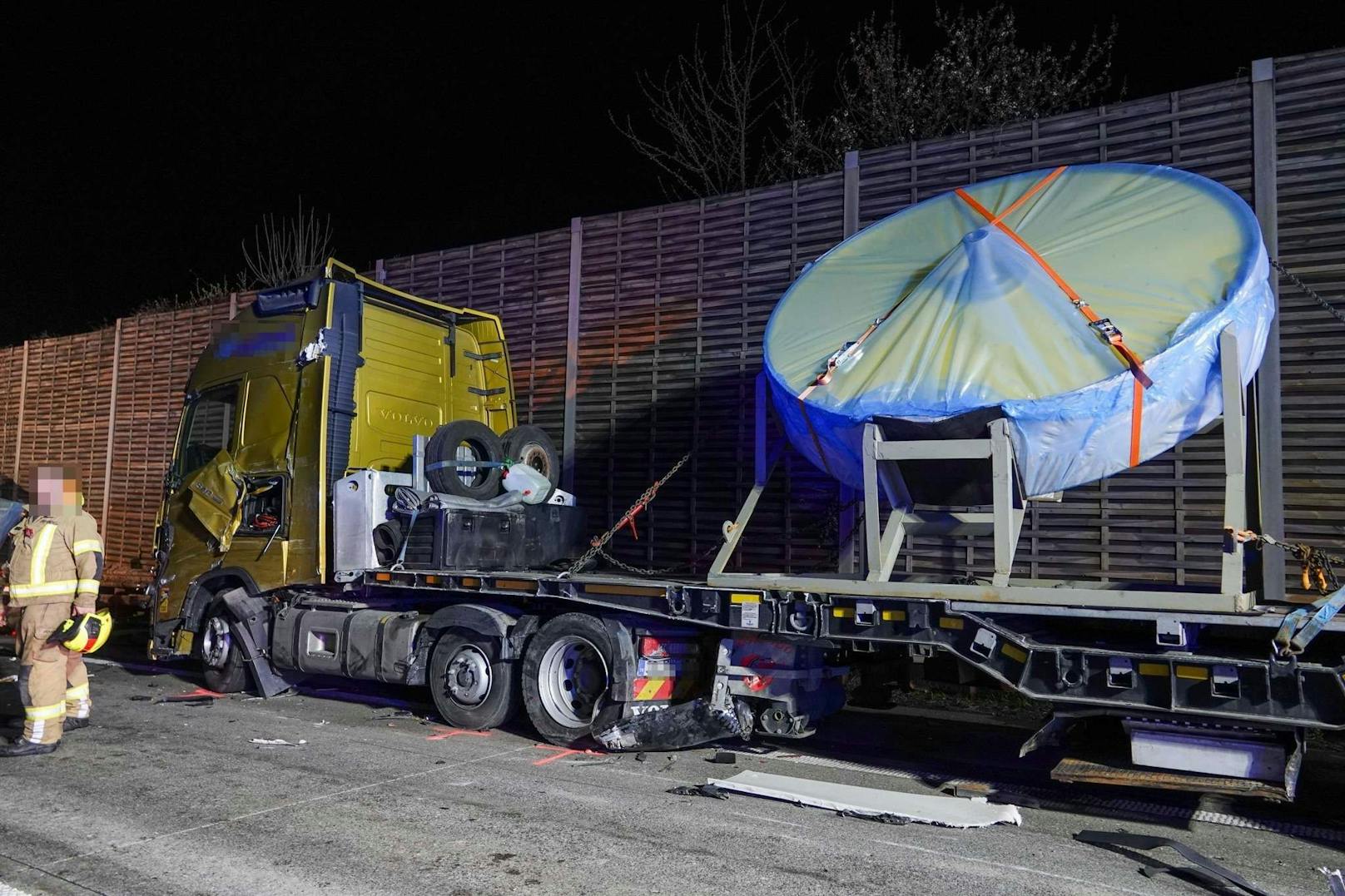 Ein tragischer Verkehrsunfall ereignete sich am Freitag gegen 01:00 Uhr auf der Westautobahn in Fahrtrichtung Salzburg zwischen Melk und Pöchlarn. Ein Sattelzug kollidierte mit zwei am Pannenstreifen abgestellten Sondertransportern, bevor er gegen die Mittelbetonleitschiene prallte. Ein Mann kam dabei ums Leben.