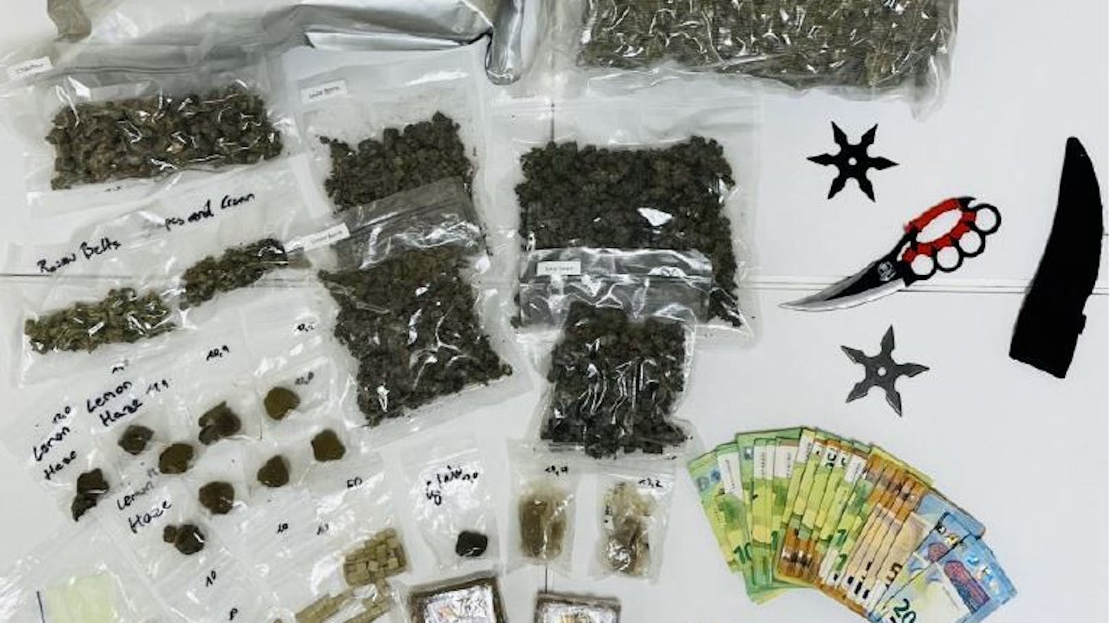 Drogen, Wurfsterne gefunden – Polizei nimmt Dealer fest