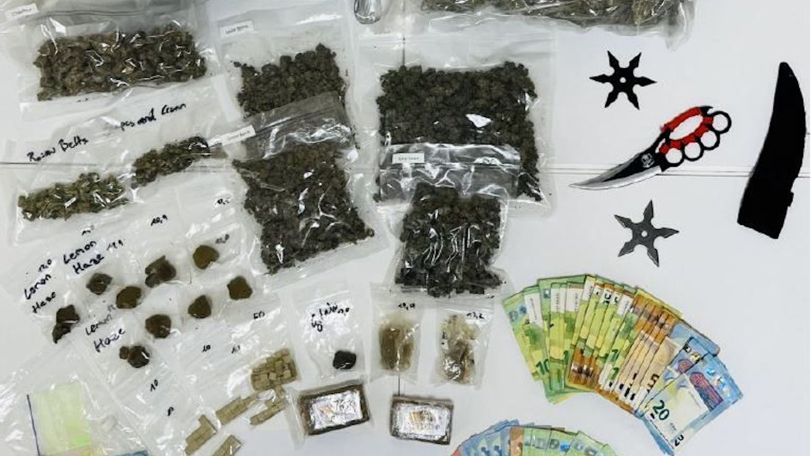 Drogen, Wurfsterne gefunden – Polizei nimmt Dealer fest