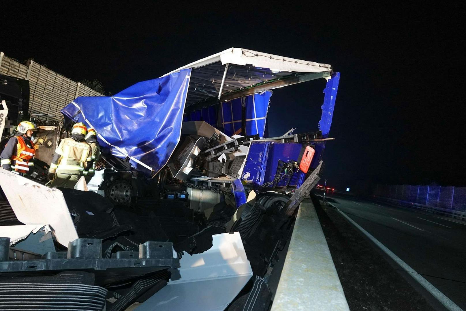 Ein tragischer Verkehrsunfall ereignete sich am Freitag gegen 01:00 Uhr auf der Westautobahn in Fahrtrichtung Salzburg zwischen Melk und Pöchlarn. Ein Sattelzug kollidierte mit zwei am Pannenstreifen abgestellten Sondertransportern, bevor er gegen die Mittelbetonleitschiene prallte. Ein Mann kam dabei ums Leben.