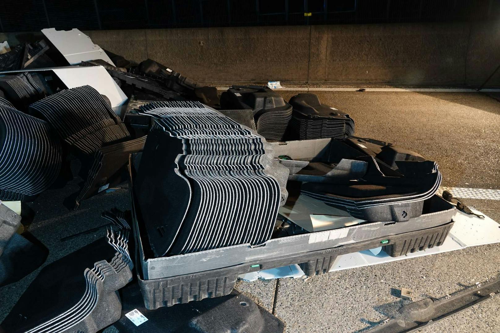 Ein tragischer Verkehrsunfall ereignete sich am Freitag gegen 01:00 Uhr auf der Westautobahn in Fahrtrichtung Salzburg zwischen Melk und Pöchlarn. Ein Sattelzug kollidierte mit zwei am Pannenstreifen abgestellten Sondertransportern, bevor er gegen die Mittelbetonleitschiene prallte. Ein Mann kam dabei ums Leben.