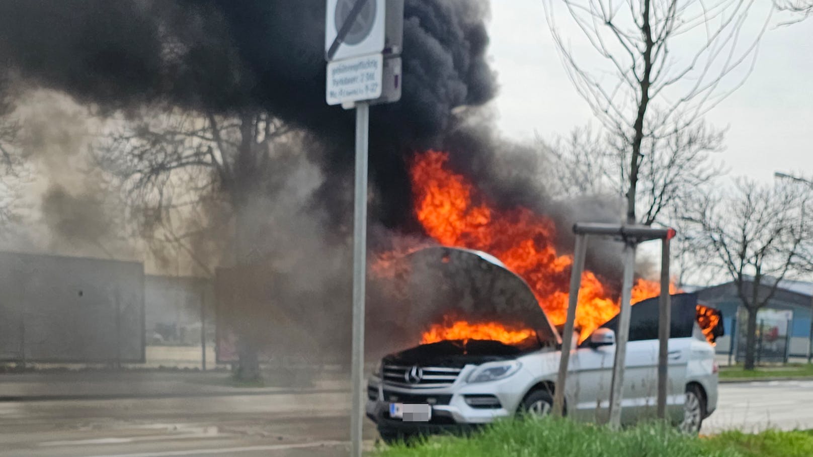 Mercedes in Flammen – Riesige Rauchsäule über Wien