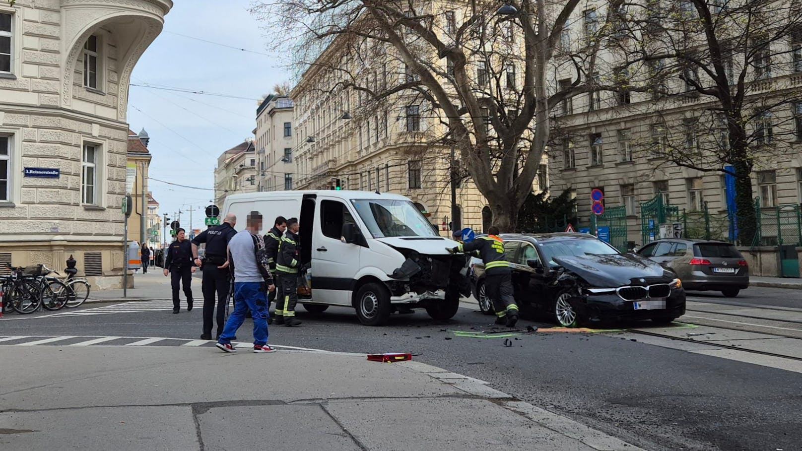 Kastenwagen rammt BMW – Lenker muss ins Krankenhaus