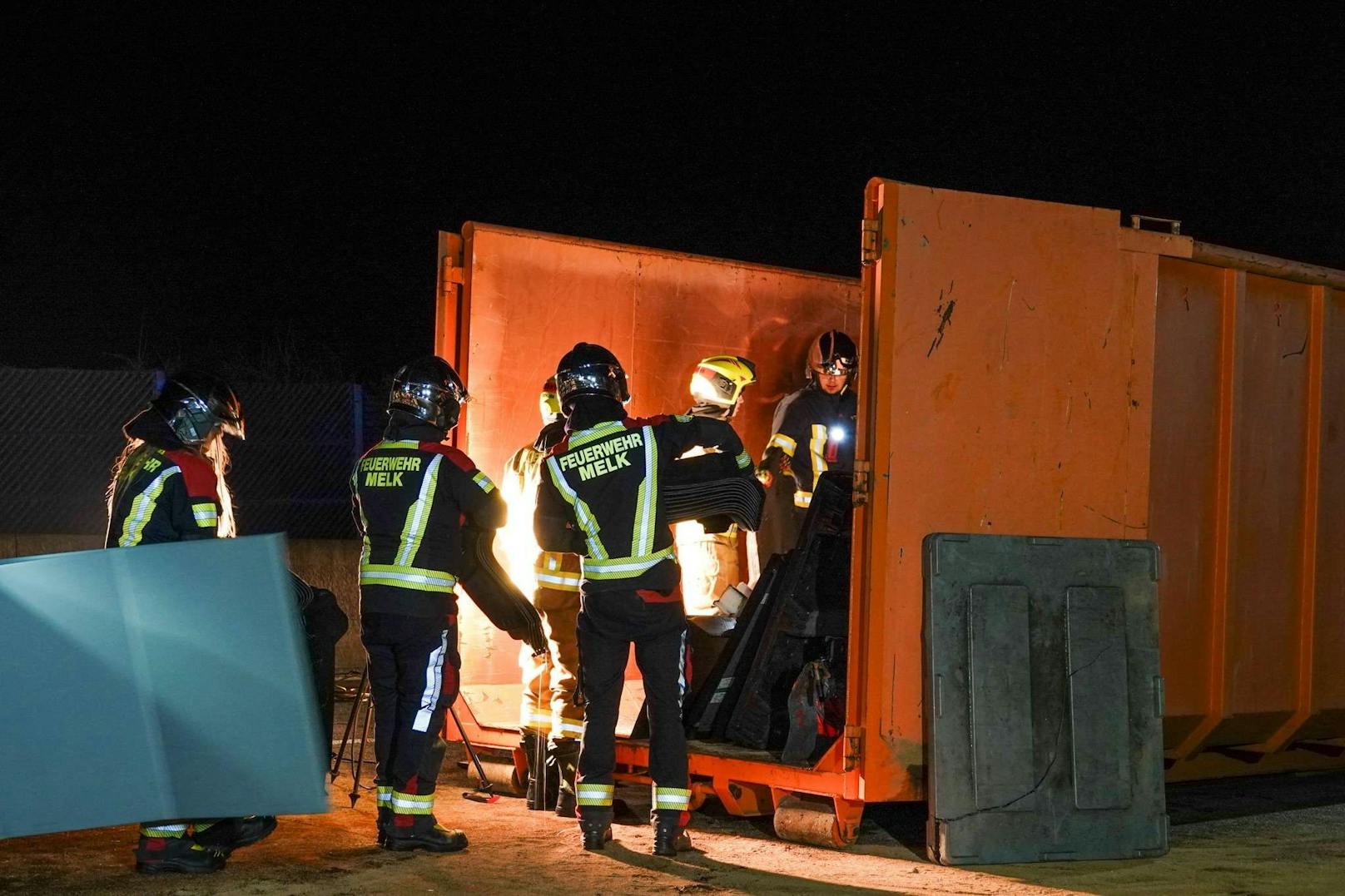 Ein tragischer Verkehrsunfall ereignete sich am Freitag gegen 01:00 Uhr auf der Westautobahn in Fahrtrichtung Salzburg zwischen Melk und Pöchlarn. Ein Sattelzug kollidierte mit zwei am Pannenstreifen abgestellten Sondertransportern, bevor er gegen die Mittelbetonleitschiene prallte. Ein Mann kam dabei ums Leben.