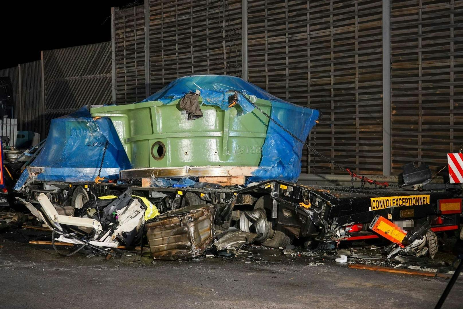 Ein tragischer Verkehrsunfall ereignete sich am Freitag gegen 01:00 Uhr auf der Westautobahn in Fahrtrichtung Salzburg zwischen Melk und Pöchlarn. Ein Sattelzug kollidierte mit zwei am Pannenstreifen abgestellten Sondertransportern, bevor er gegen die Mittelbetonleitschiene prallte. Ein Mann kam dabei ums Leben.