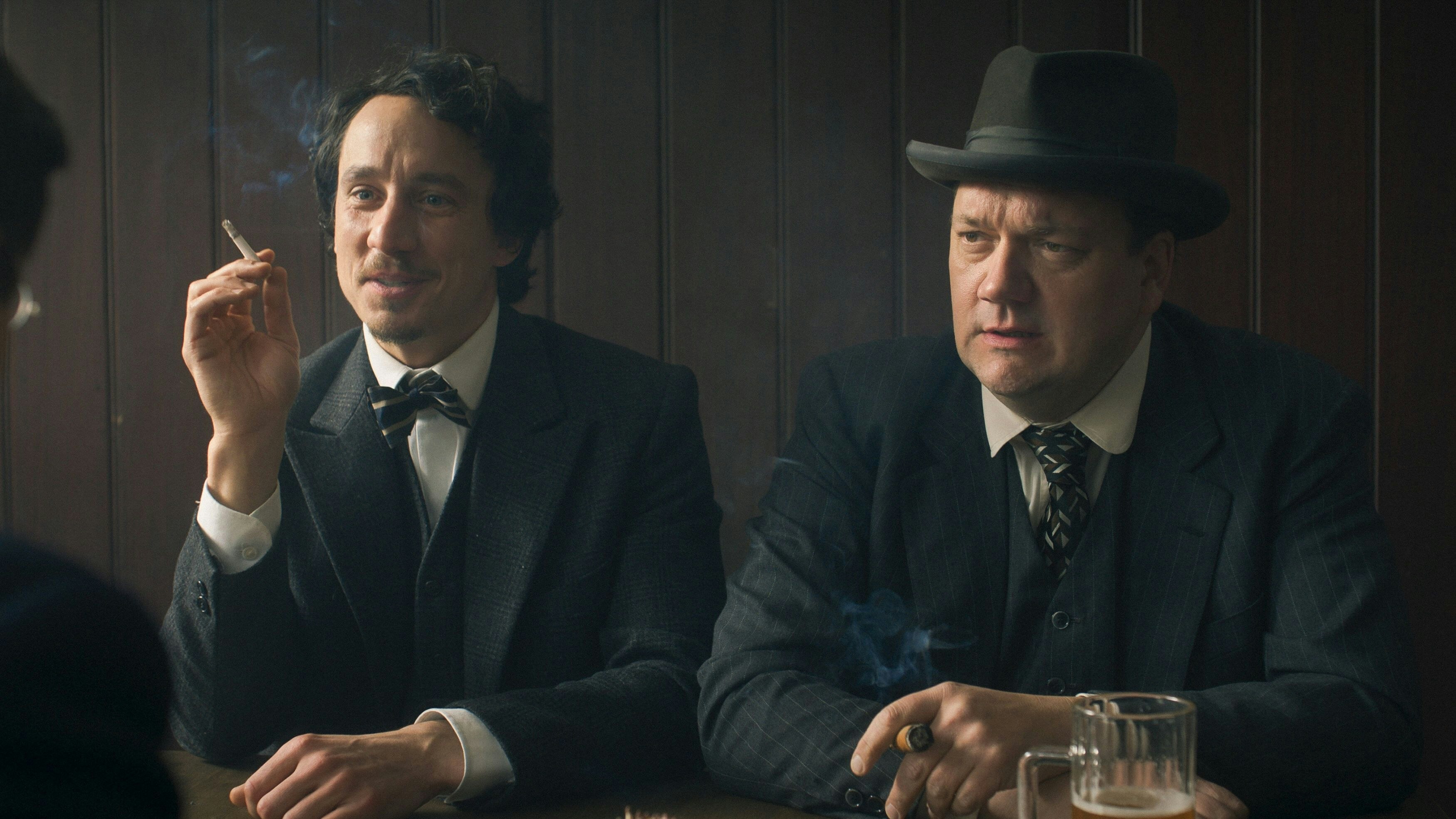 "Wer ist Kafka?" Die Verleger Kurt Wolff (Laurence Rupp) und Ernst Rowohlt (Charly Hübner).