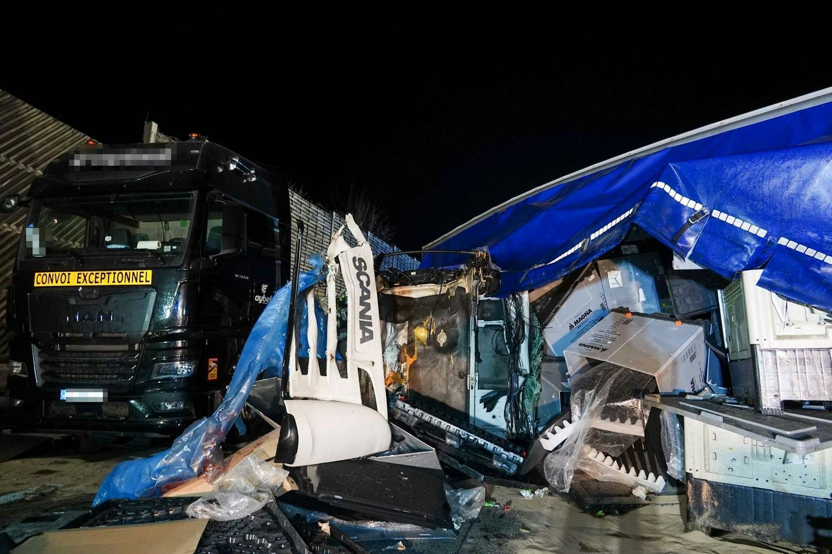 Ein tragischer Verkehrsunfall ereignete sich am Freitag gegen 01:00 Uhr auf der Westautobahn in Fahrtrichtung Salzburg zwischen Melk und Pöchlarn. Ein Sattelzug kollidierte mit zwei am Pannenstreifen abgestellten Sondertransportern, bevor er gegen die Mittelbetonleitschiene prallte. Ein Mann kam dabei ums Leben.