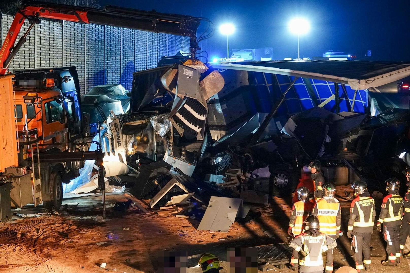 Ein tragischer Verkehrsunfall ereignete sich am Freitag gegen 01:00 Uhr auf der Westautobahn in Fahrtrichtung Salzburg zwischen Melk und Pöchlarn. Ein Sattelzug kollidierte mit zwei am Pannenstreifen abgestellten Sondertransportern, bevor er gegen die Mittelbetonleitschiene prallte. Ein Mann kam dabei ums Leben.