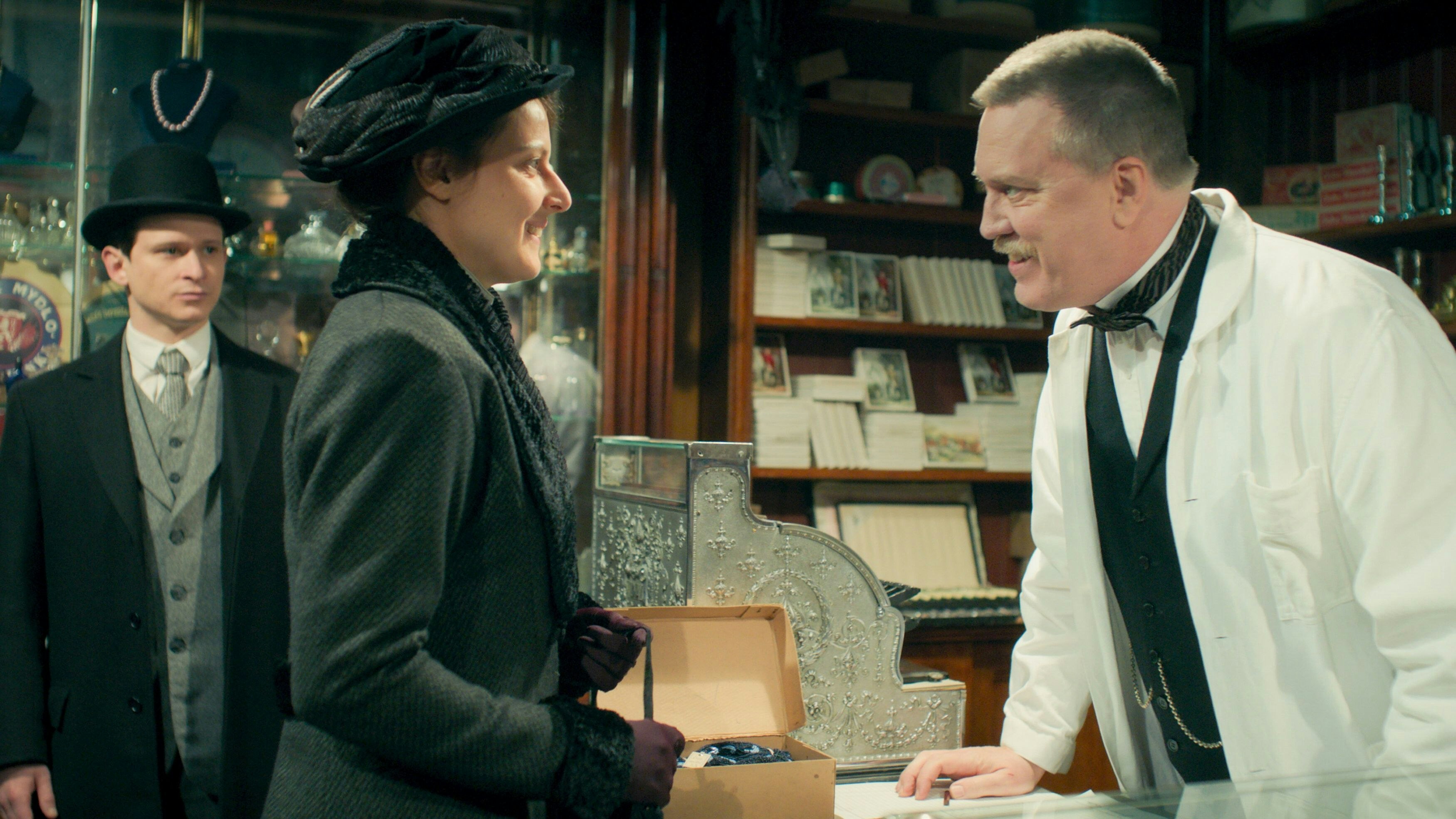 Vater-Sohn-Beziehung: Die Abneigung gegen seinen Vater Hermann (Nicholas Ofczarek) bringt Franz Kafka (Joel Basman, ganz links) dazu, sein berühmtestes Buch "Die verwandlung" zu schreiben.