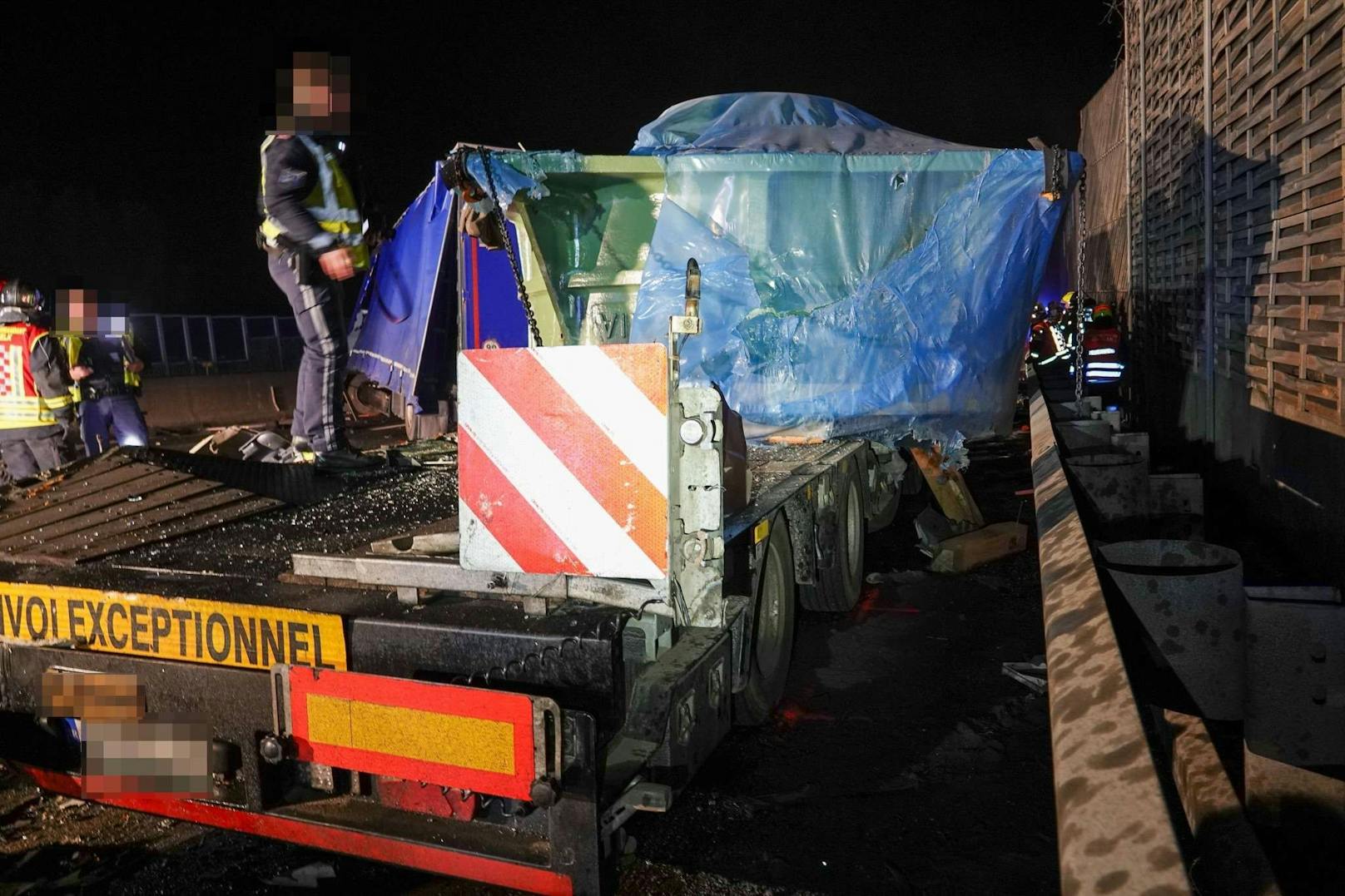 Ein tragischer Verkehrsunfall ereignete sich am Freitag gegen 01:00 Uhr auf der Westautobahn in Fahrtrichtung Salzburg zwischen Melk und Pöchlarn. Ein Sattelzug kollidierte mit zwei am Pannenstreifen abgestellten Sondertransportern, bevor er gegen die Mittelbetonleitschiene prallte. Ein Mann kam dabei ums Leben.