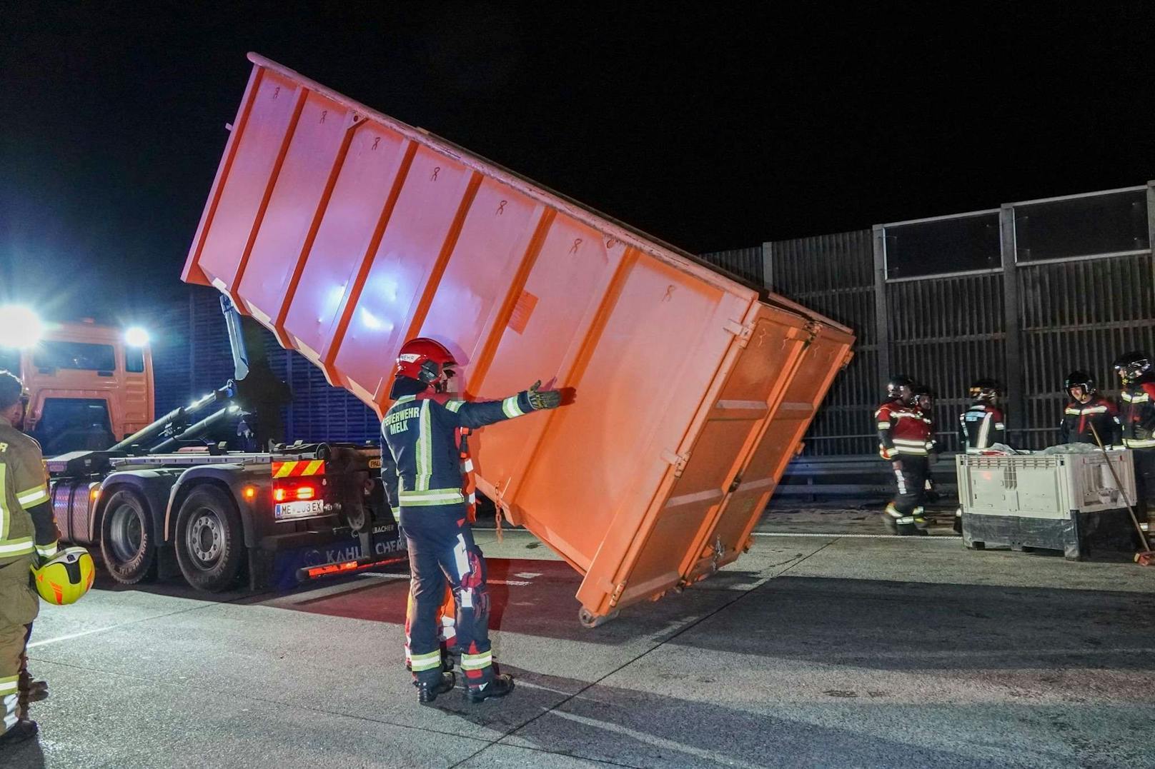 Ein tragischer Verkehrsunfall ereignete sich am Freitag gegen 01:00 Uhr auf der Westautobahn in Fahrtrichtung Salzburg zwischen Melk und Pöchlarn. Ein Sattelzug kollidierte mit zwei am Pannenstreifen abgestellten Sondertransportern, bevor er gegen die Mittelbetonleitschiene prallte. Ein Mann kam dabei ums Leben.