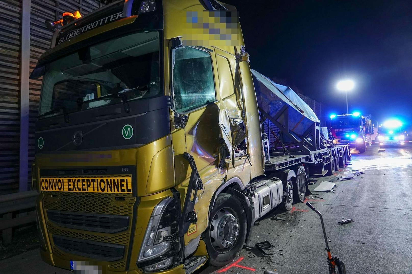 Ein tragischer Verkehrsunfall ereignete sich am Freitag gegen 01:00 Uhr auf der Westautobahn in Fahrtrichtung Salzburg zwischen Melk und Pöchlarn. Ein Sattelzug kollidierte mit zwei am Pannenstreifen abgestellten Sondertransportern, bevor er gegen die Mittelbetonleitschiene prallte. Ein Mann kam dabei ums Leben.